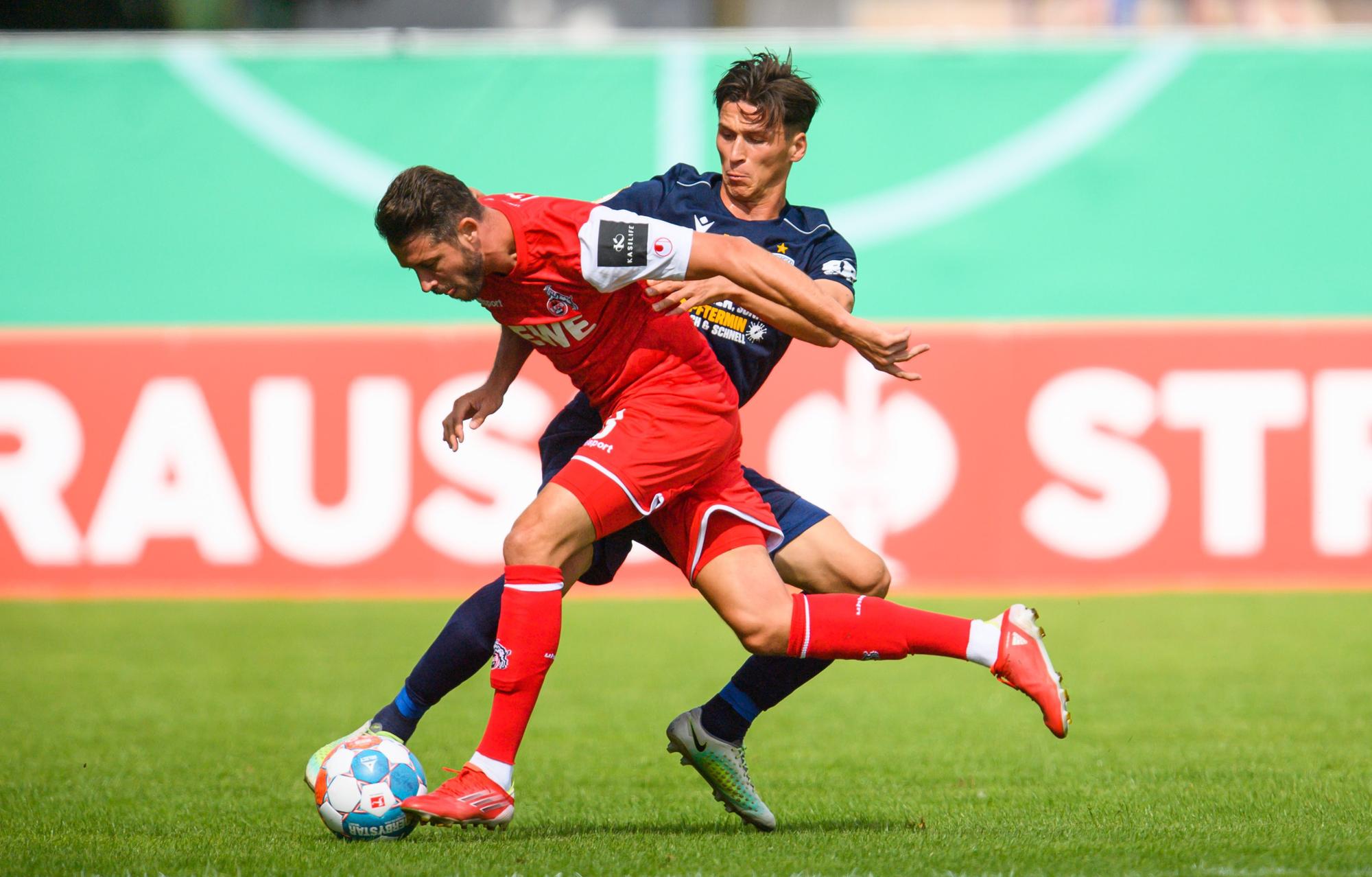 Jenas Theodor Bergmann (r) kämpft gegen Kölns Mark Uth.