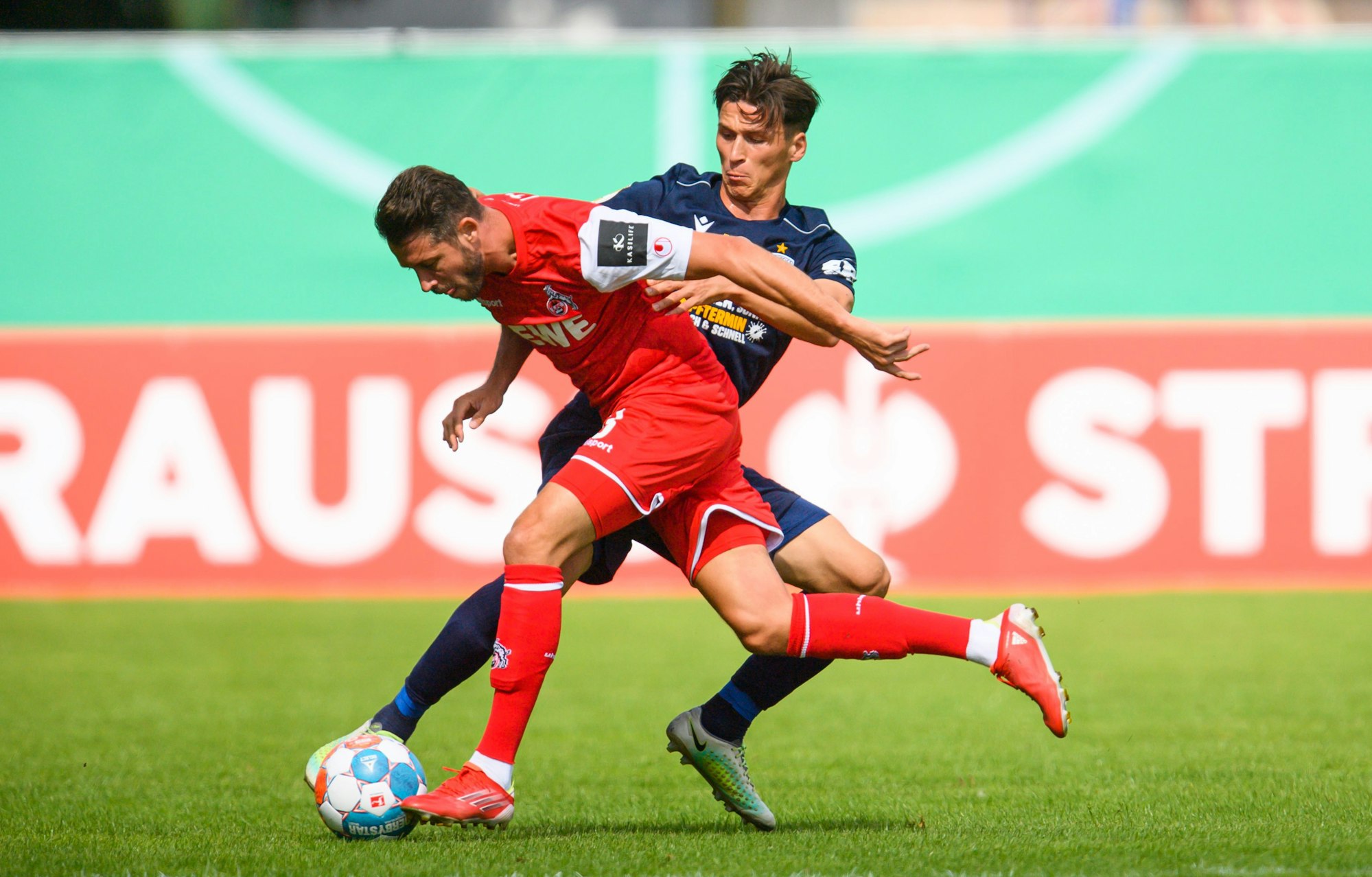 Jenas Theodor Bergmann (r) kämpft gegen Kölns Mark Uth.