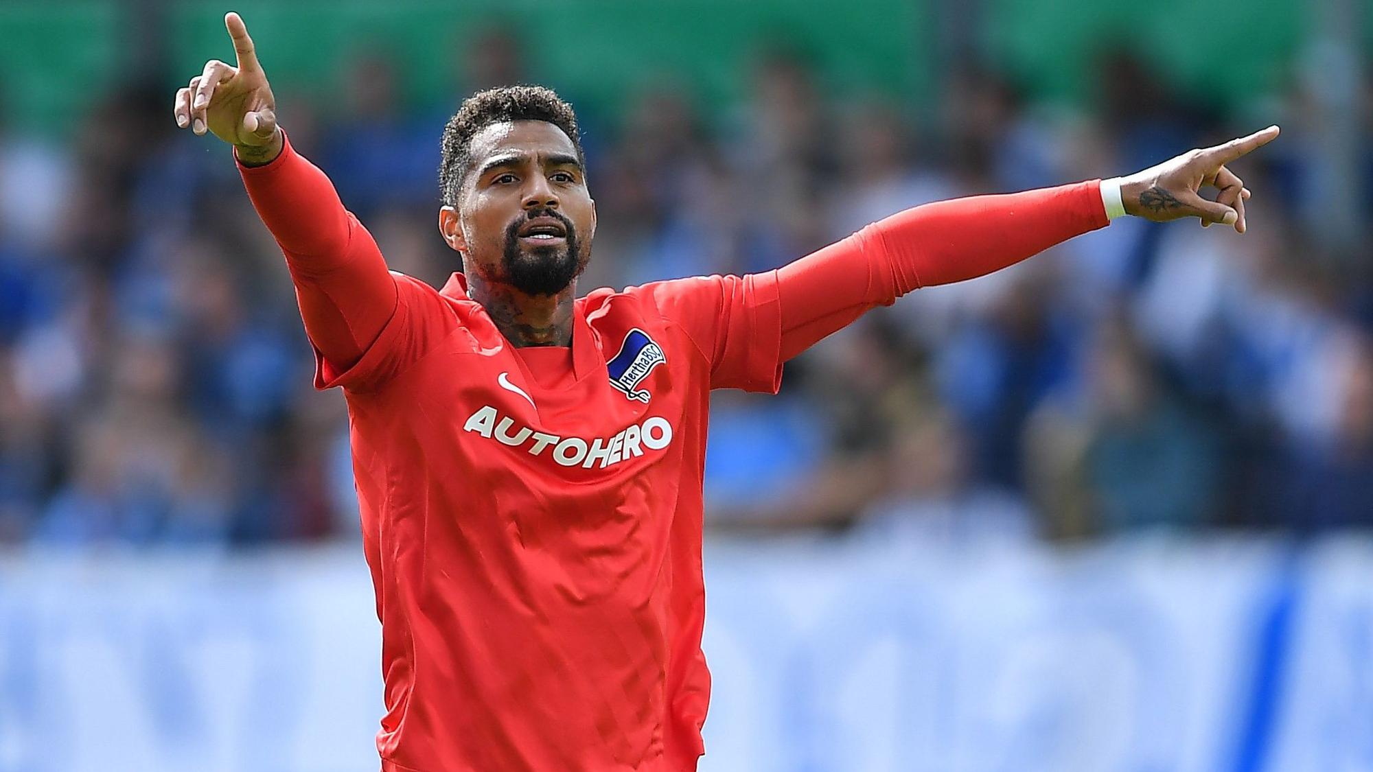 Kevin-Prince Boateng gibt im Trikot von Hertha BSC Anweisungen.