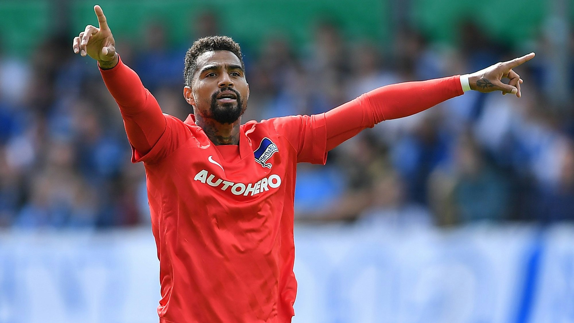 Kevin-Prince Boateng gibt im Trikot von Hertha BSC Anweisungen.