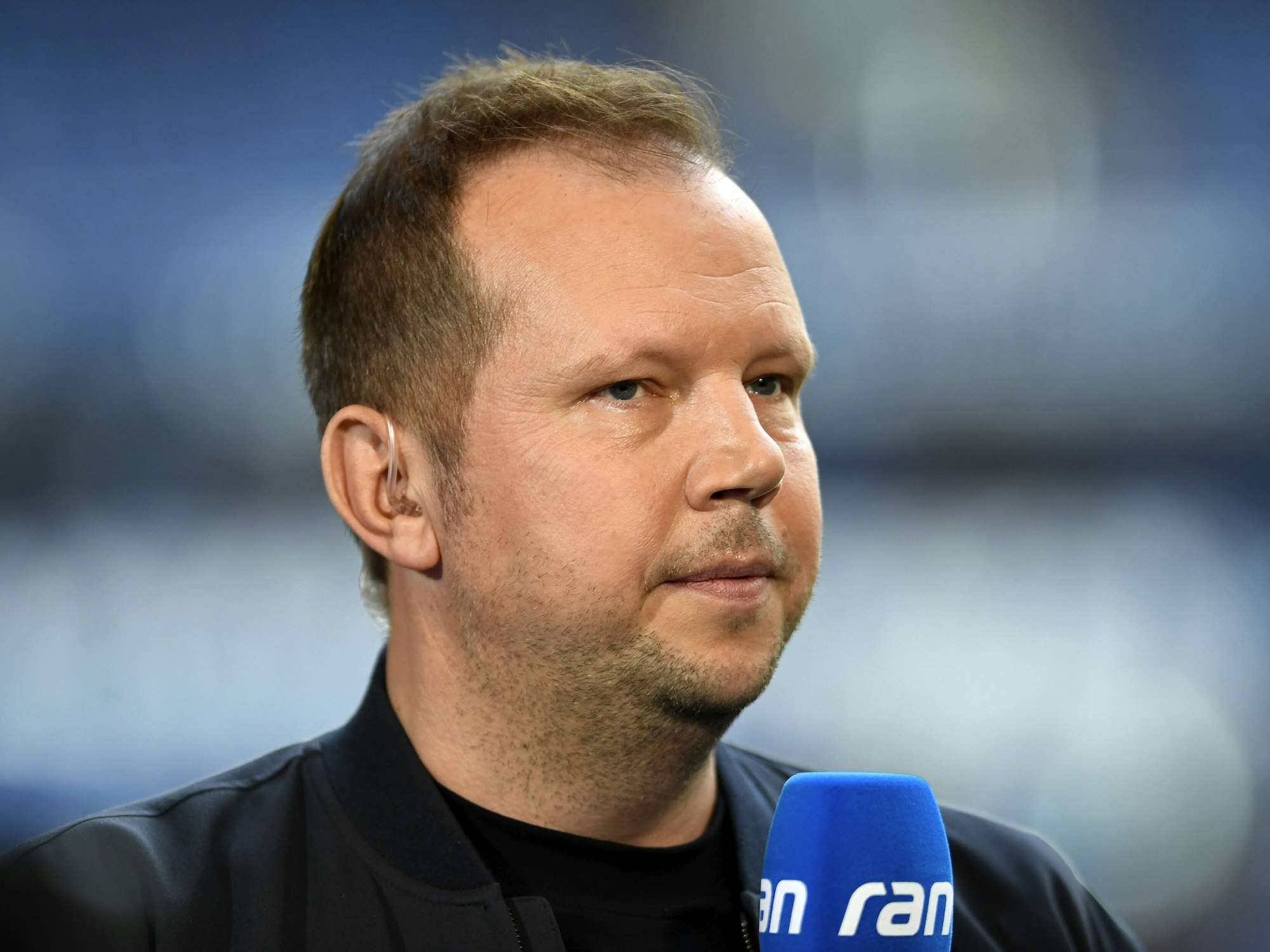 Wolff-Christoph Fuss am Ran-Mikrofon für Sat.1.