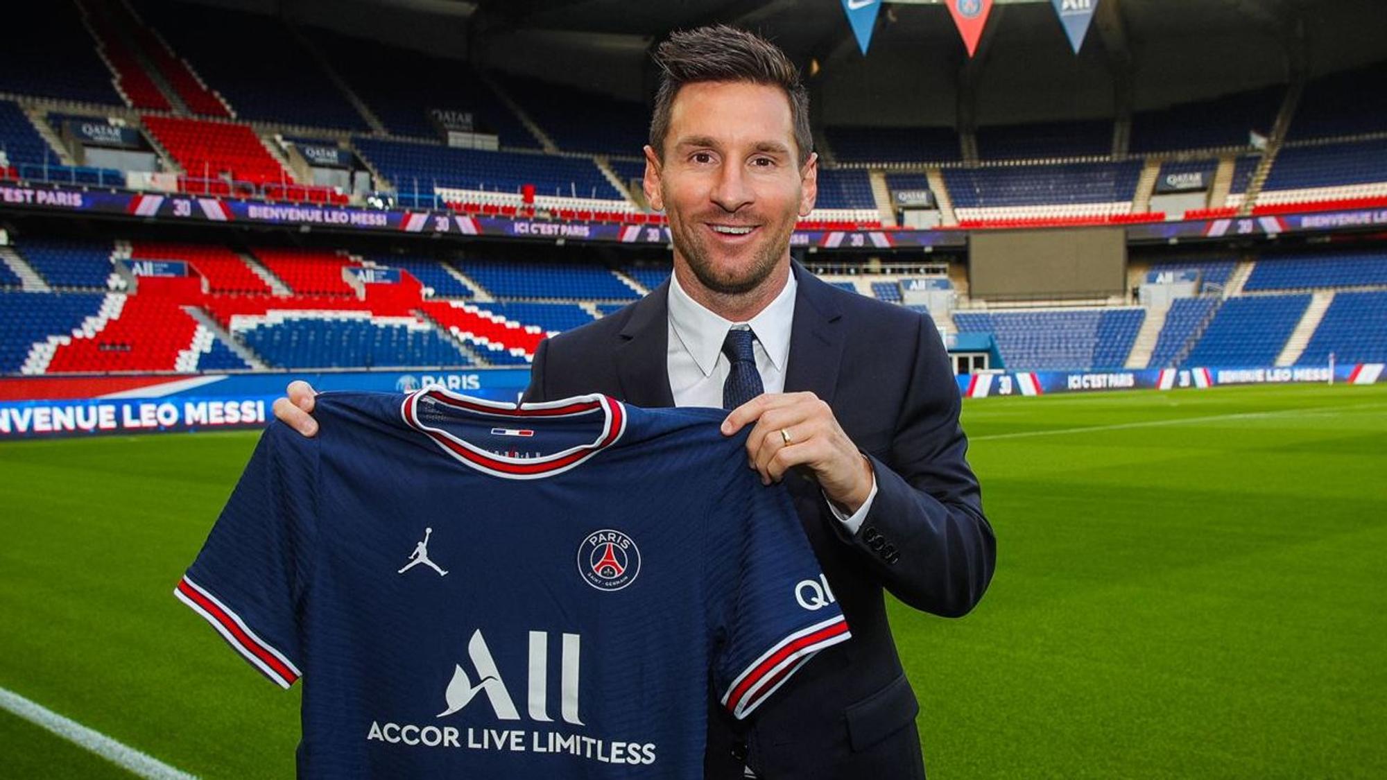 Lionel Messi posiert am 10. August erstmals mit dem Trikot von Paris Saint-Germain. Foto zur Berichterstattung frei verwendbar.