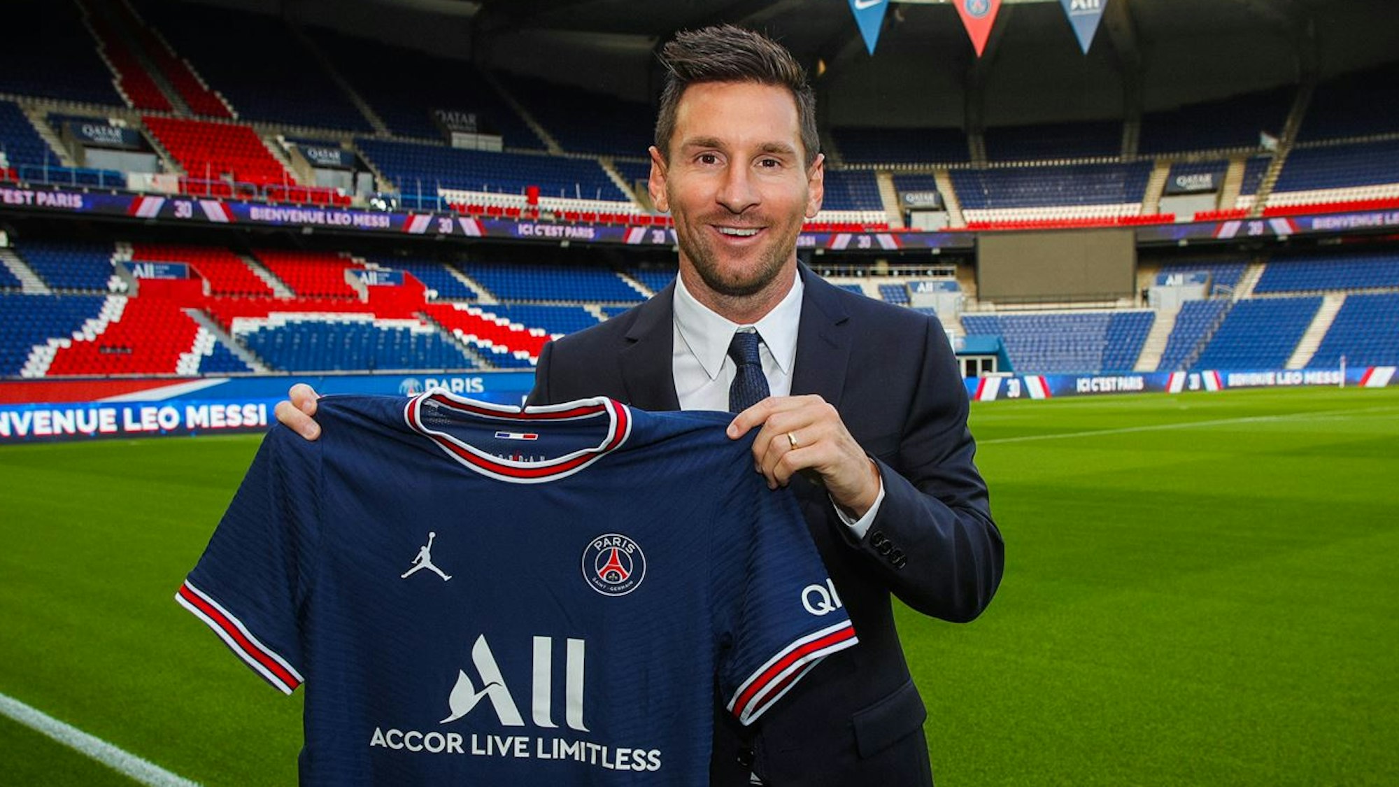 Lionel Messi posiert am 10. August erstmals mit dem Trikot von Paris Saint-Germain. Foto zur Berichterstattung frei verwendbar.