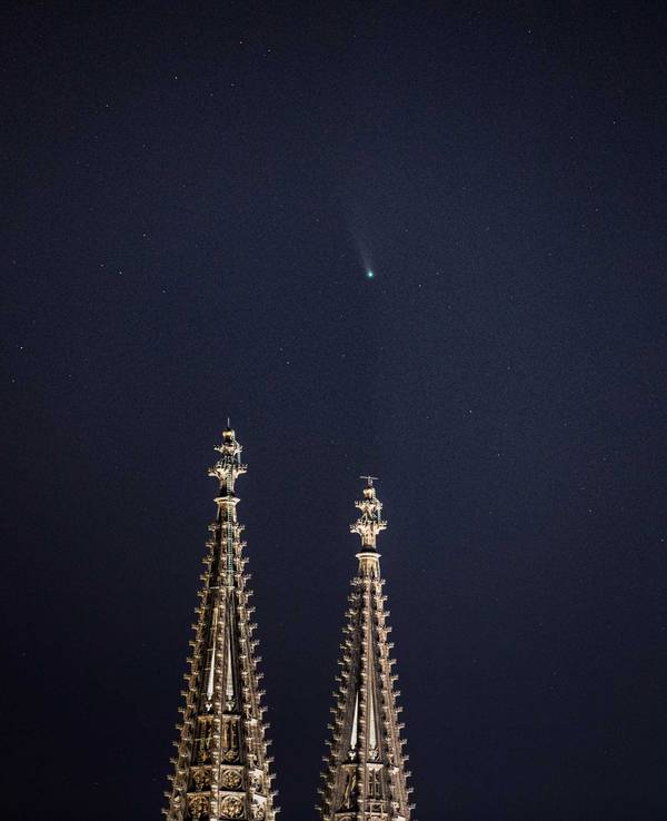 Die Spitzen des Kölner Doms vor dem Kölner Nachthimmel.