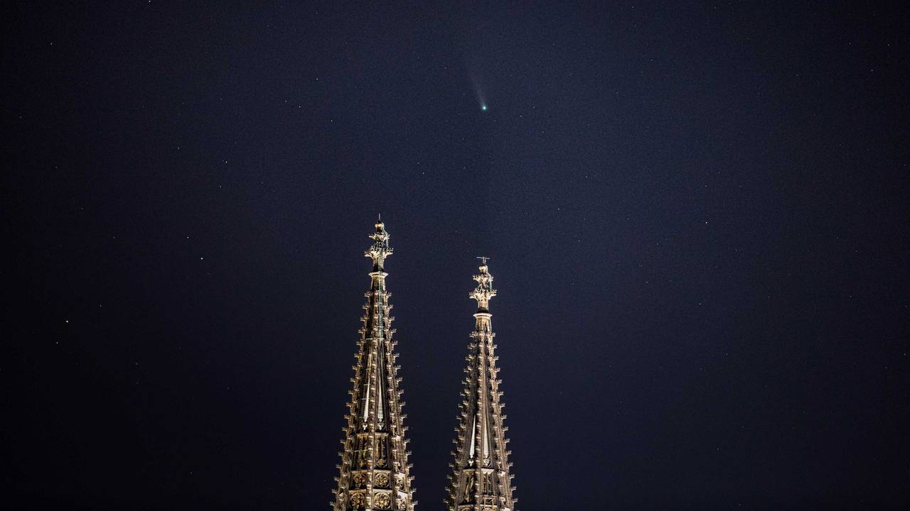 Die Spitzen des Kölner Doms vor dem Kölner Nachthimmel.