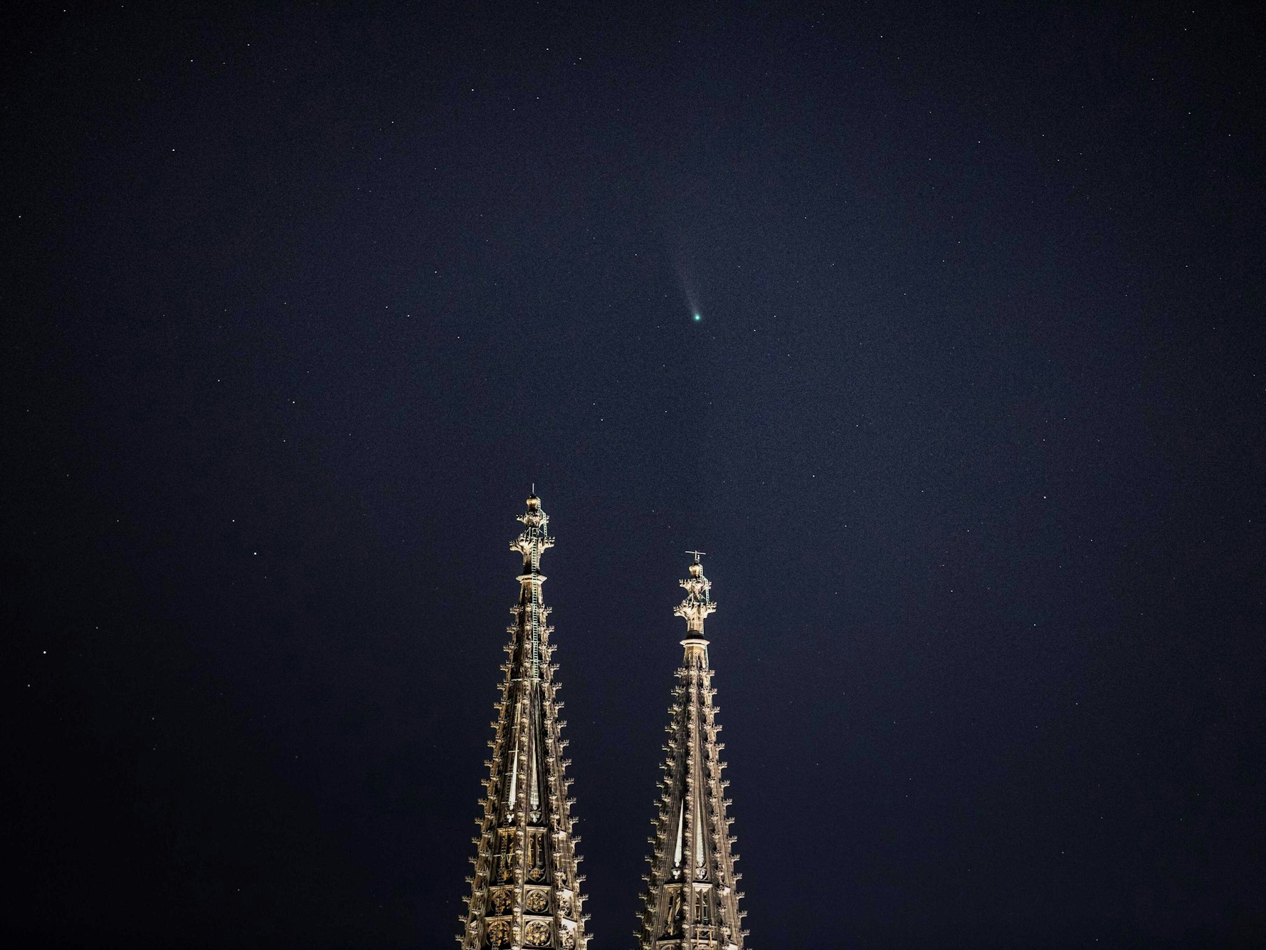Die Spitzen des Kölner Doms vor dem Kölner Nachthimmel.