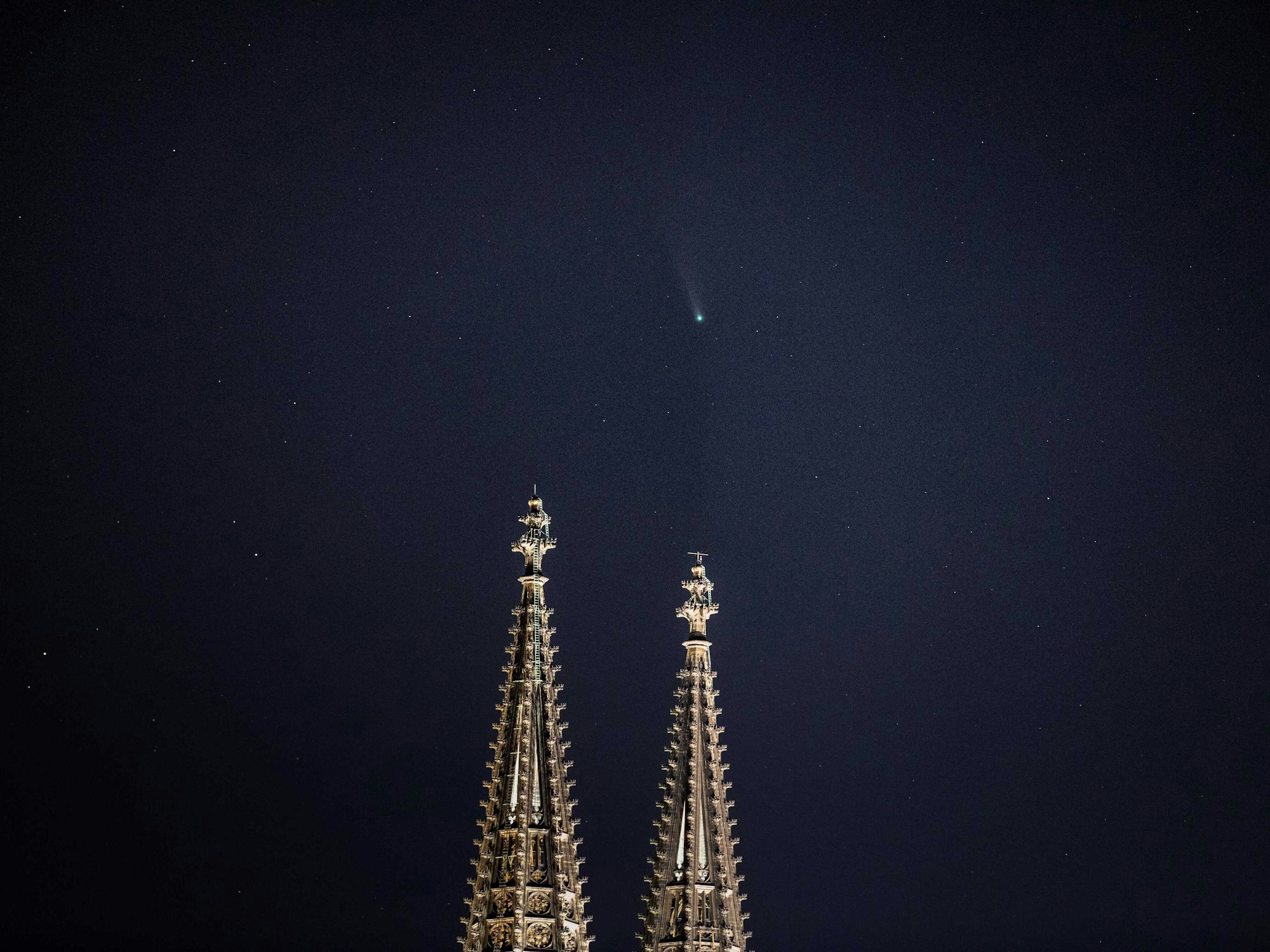 Die Spitzen des Kölner Doms vor dem Kölner Nachthimmel.