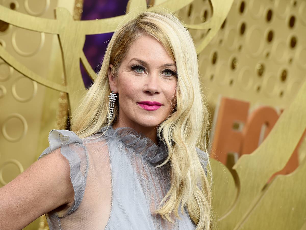 Christina Applegate, Schauspielerin aus den USA, trifft im Microsoft Theater zu den 71. Primetime Emmy Awards ein. Applegate ist nach eigenen Worten an Multipler Sklerose erkrankt. (zu dpa: «Christina Applegate macht Erkrankung mit Multiple Sklerose öffentlich») +++ dpa-Bildfunk +++