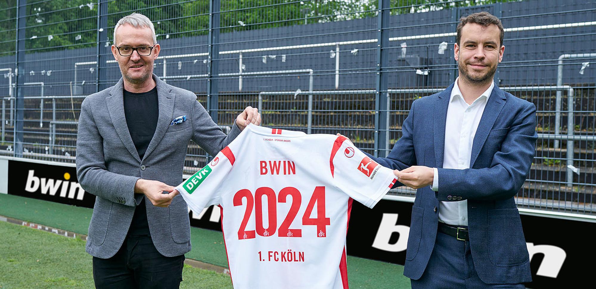 Im Franz-Kremer-Stadion präsentieren Alexander Wehrle und Stephan Heilmann die Vertragsverlängerung.