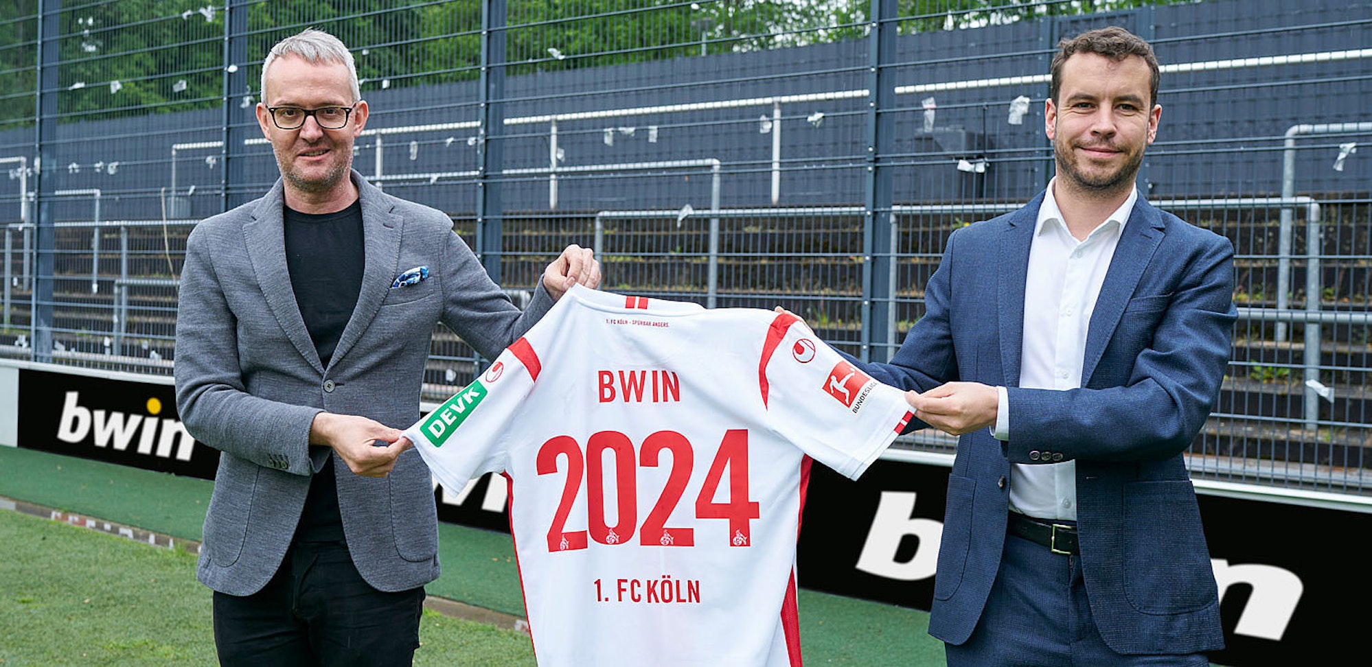 Im Franz-Kremer-Stadion präsentieren Alexander Wehrle und Stephan Heilmann die Vertragsverlängerung.