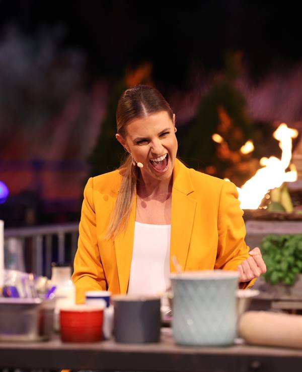 Laura Wontorra moderierte bei „Grill den Henssler“ am 8. August 2021 nicht nur, sie musste auch an den Herd.