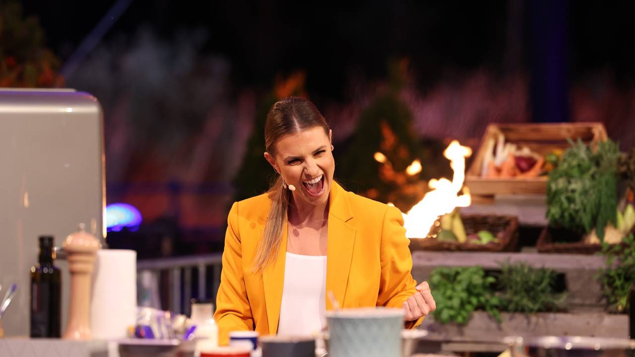 Laura Wontorra moderierte bei „Grill den Henssler“ am 8. August 2021 nicht nur, sie musste auch an den Herd.