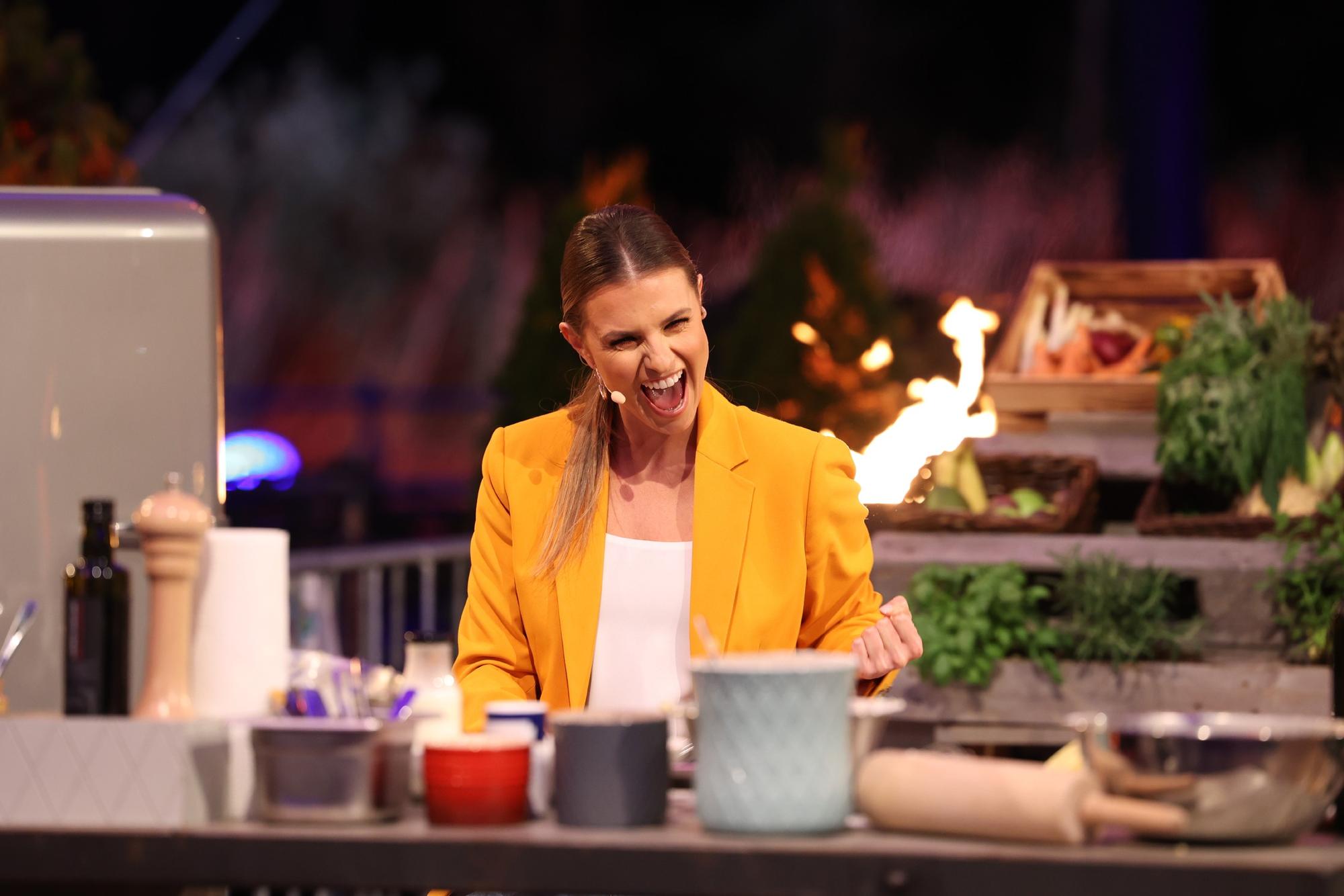 Laura Wontorra moderierte bei „Grill den Henssler“ am 8. August 2021 nicht nur, sie musste auch an den Herd.