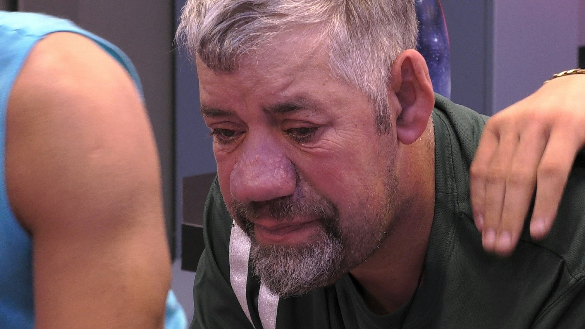 Uwe Abel geht es nicht gut. Eric (re.) tröstet ihn.