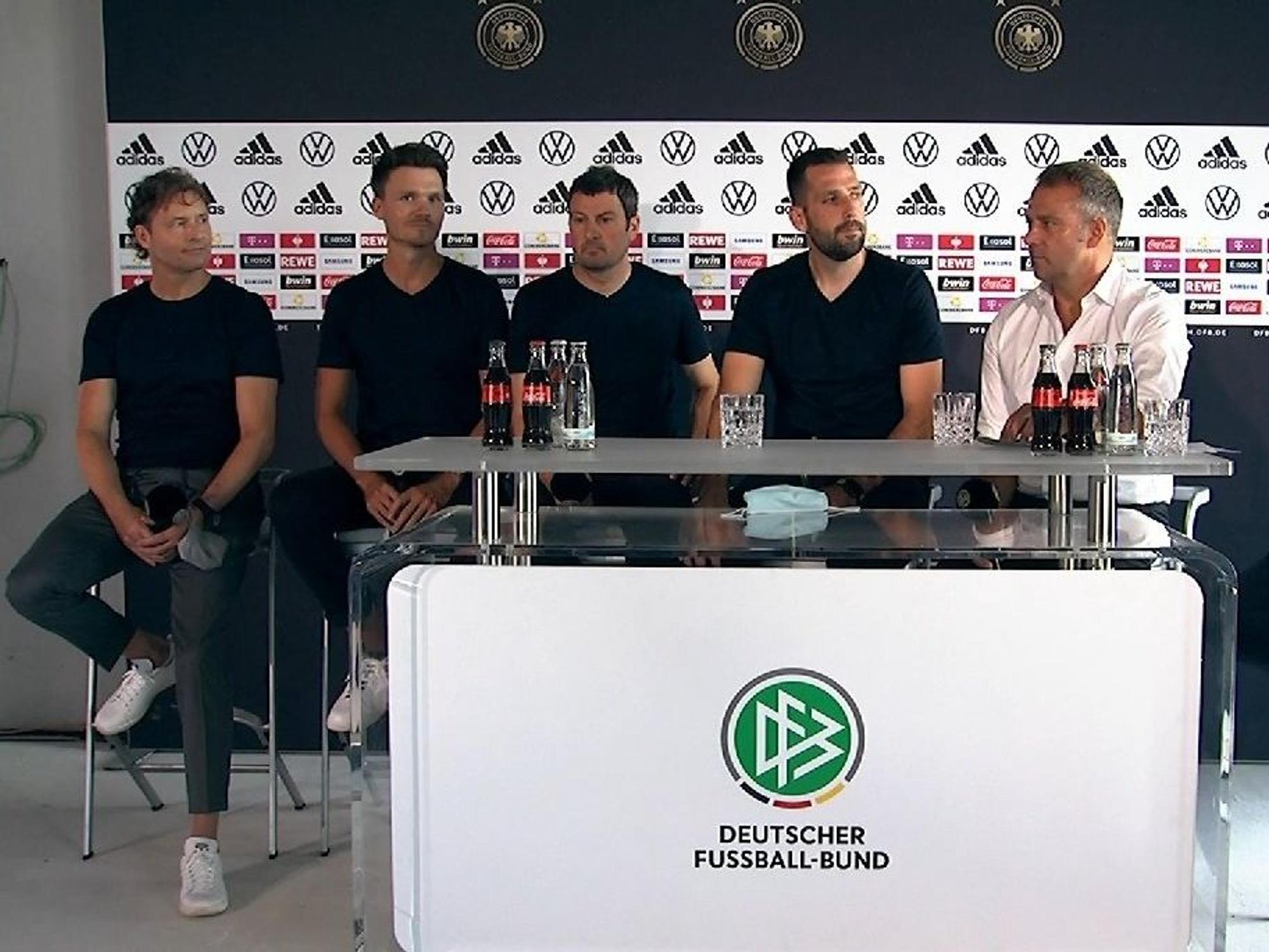 Hansi Flick präsentiert sein Trainerteam.