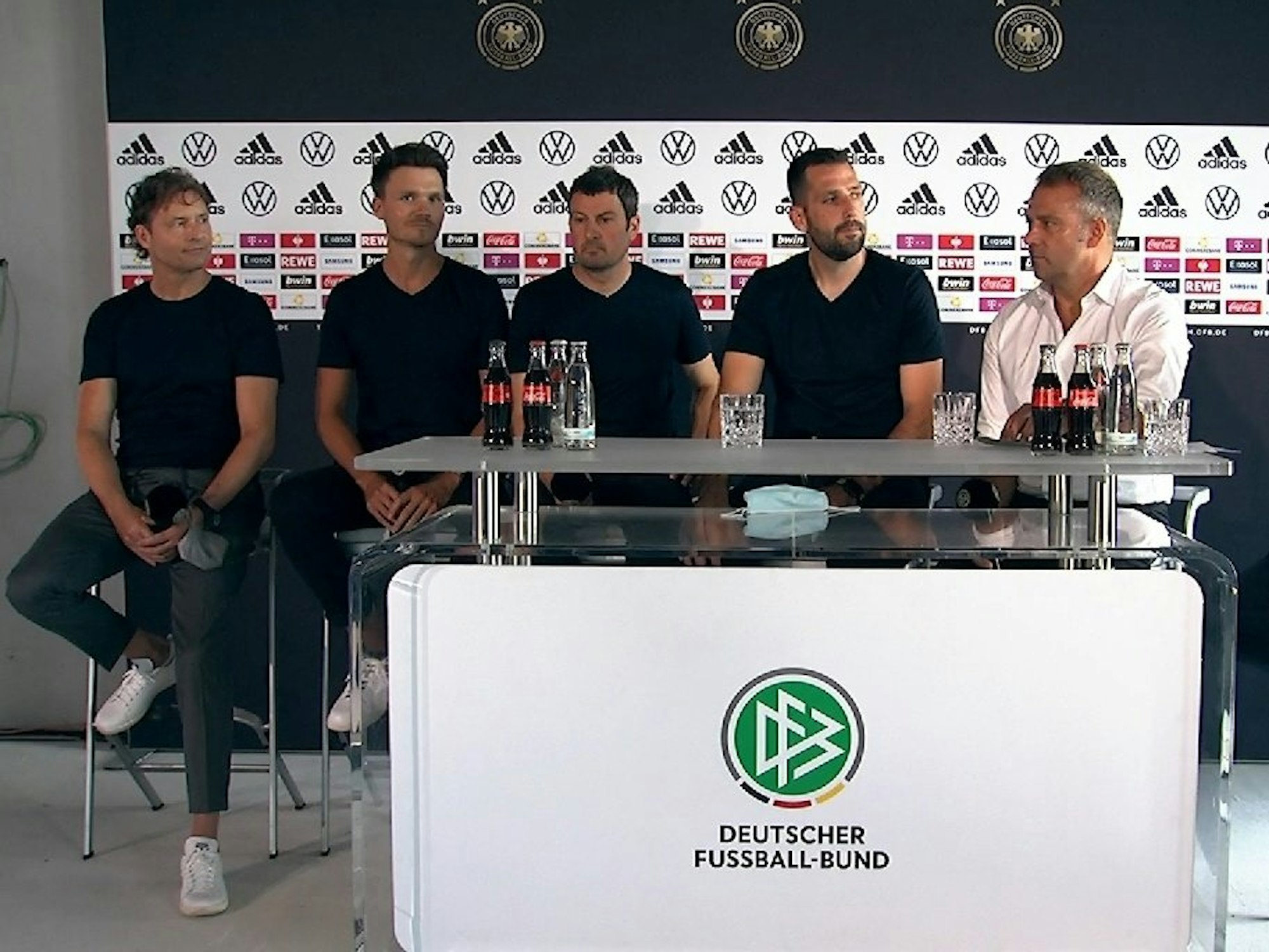 Hansi Flick präsentiert sein Trainerteam.