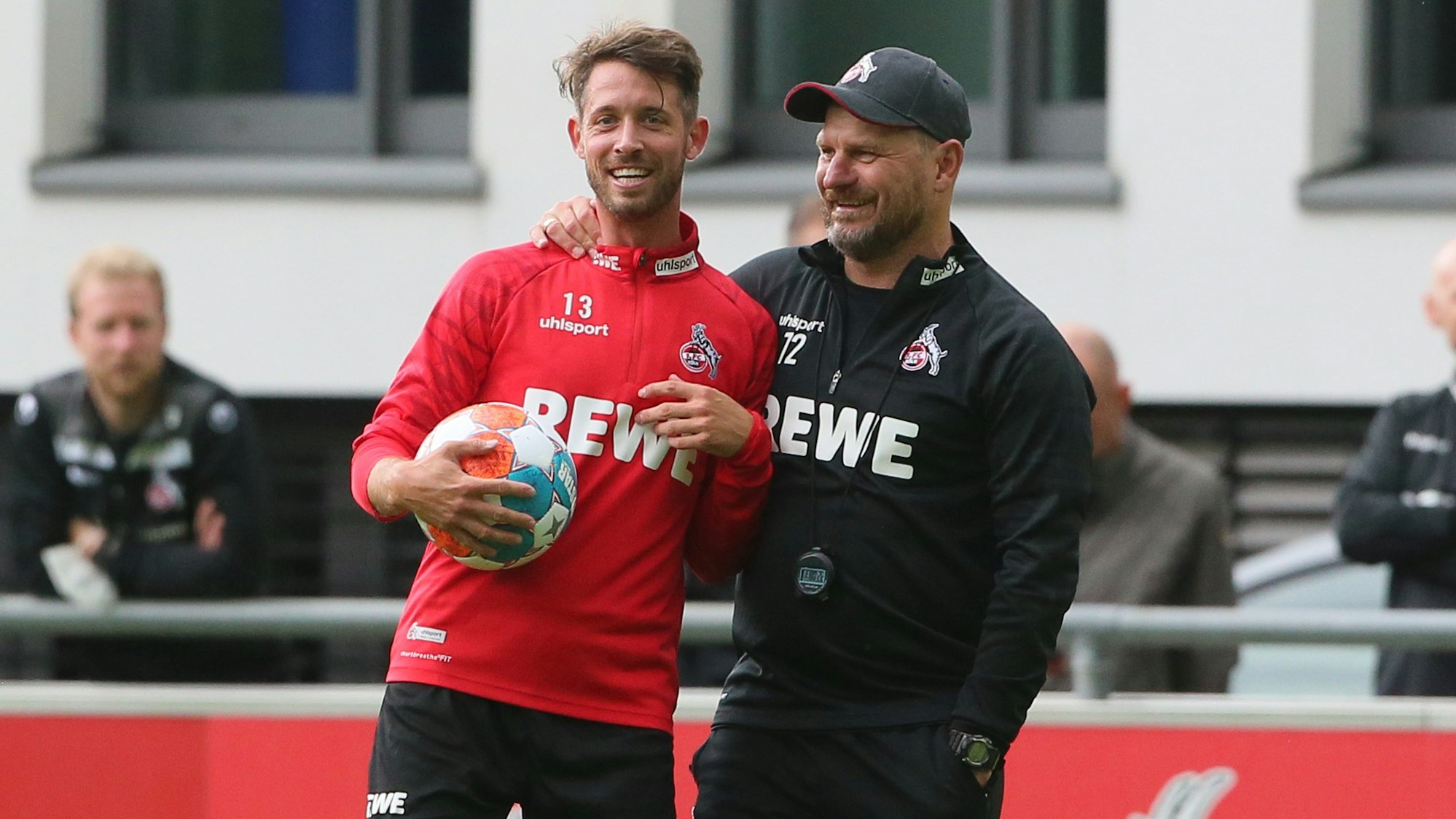 Steffen Baumgart umarmt FC-Stürmer Mark Uth im Training.