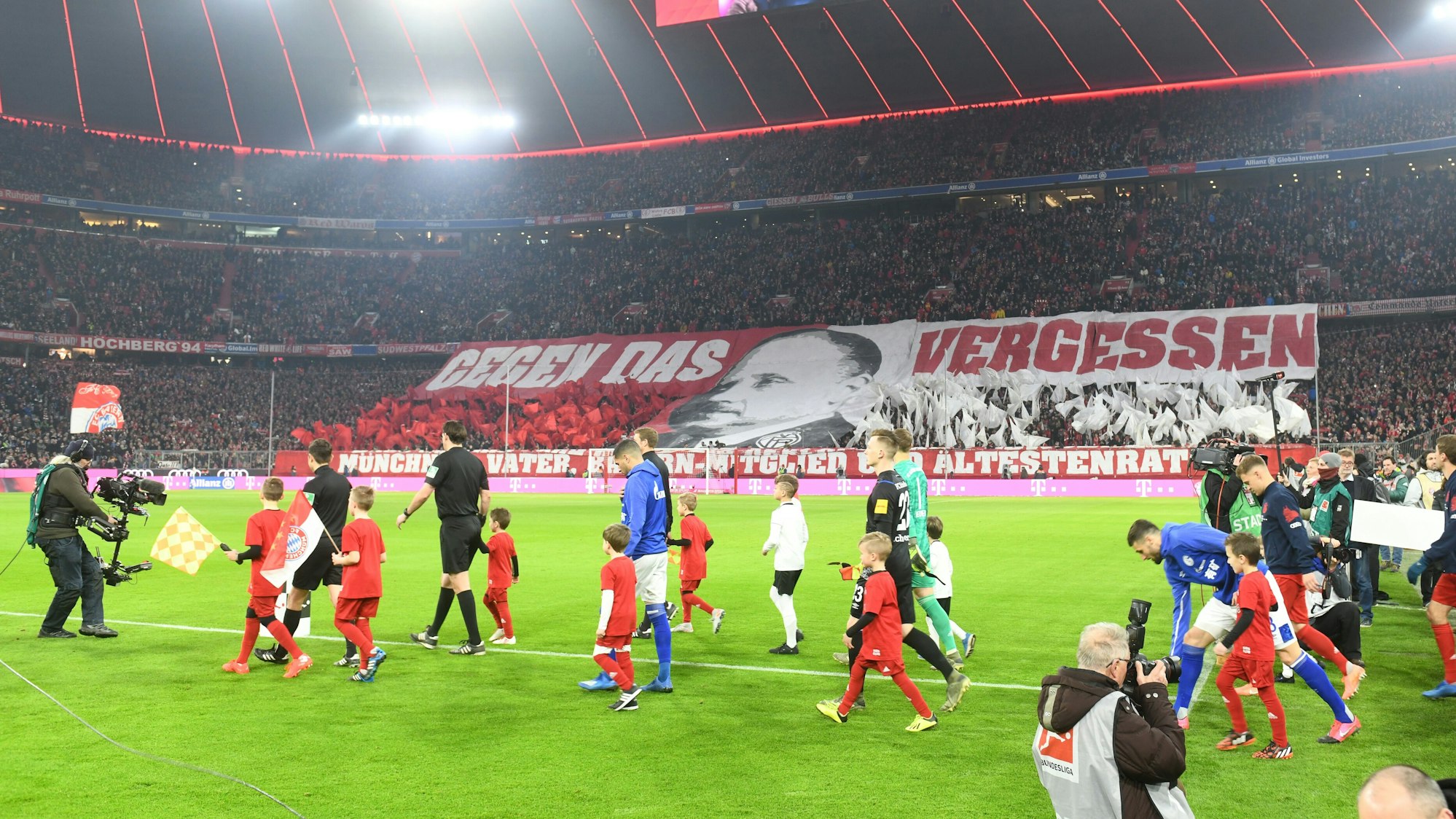 Ein Blick in die restlos ausverkaufte Münchner Allianz Arena.