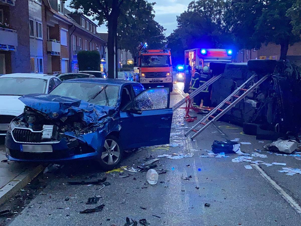 Einsatzkräfte der Polizei und Feuerwehr arbeiten an der Unfallstelle in Hamburg-Lohbrügge.