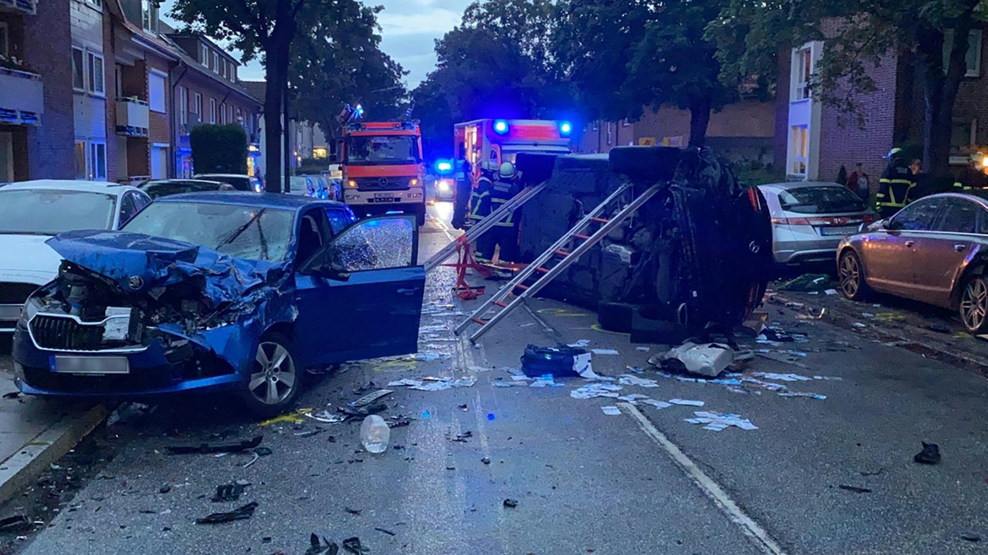 Einsatzkräfte der Polizei und Feuerwehr arbeiten an der Unfallstelle in Hamburg-Lohbrügge.