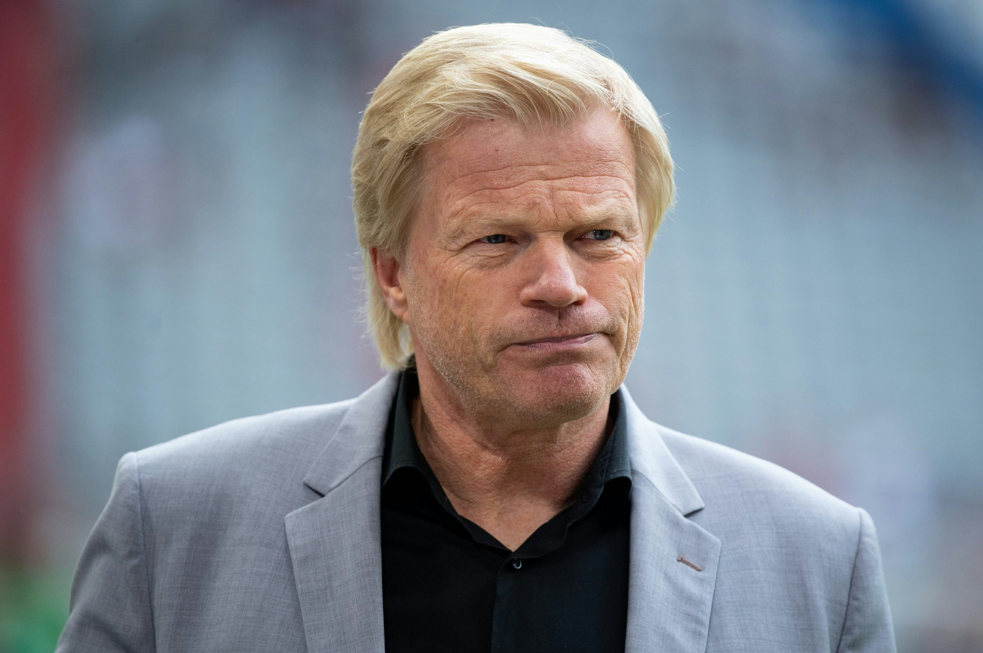 Der Vorstandsvorsitzende des FC Bayern München, Oliver Kahn, betritt vor dem Testspiel gegen den SSC Neapel die Münchner Allianz-Arena.
