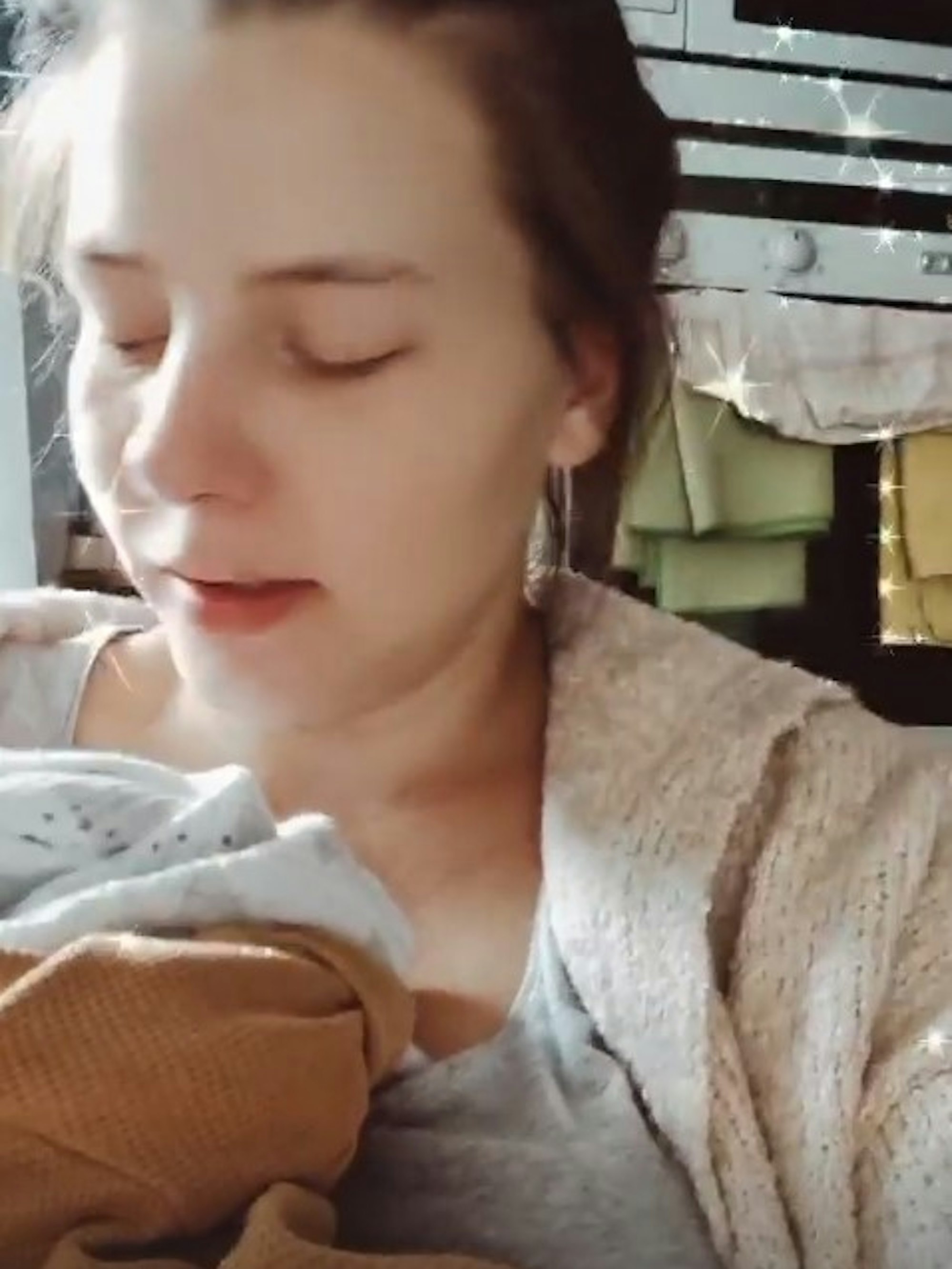 Sarafina Wollny kuschelt am am 9. August 2021 mit Baby Emory. Er und sein Zwillingsbruder Casey leiden an Verdauungsproblemen.