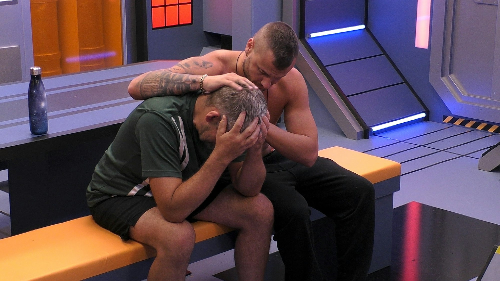 Uwe Abel geht es nicht gut bei Promi Big Brother 2021, Erik Sindermann tröstet ihn