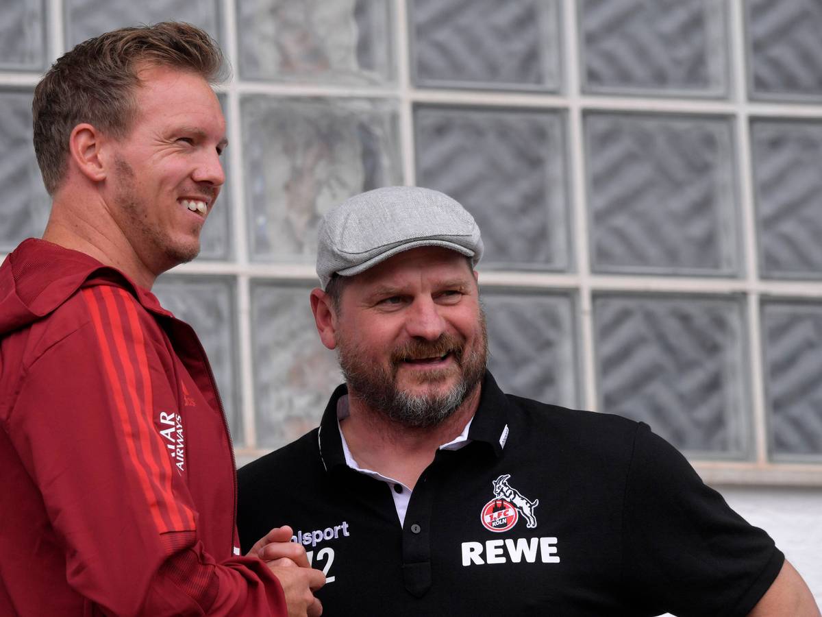 Julian Nagelsmann und Steffen Baumgart sprechen am Rande eines Testspiels miteinander.