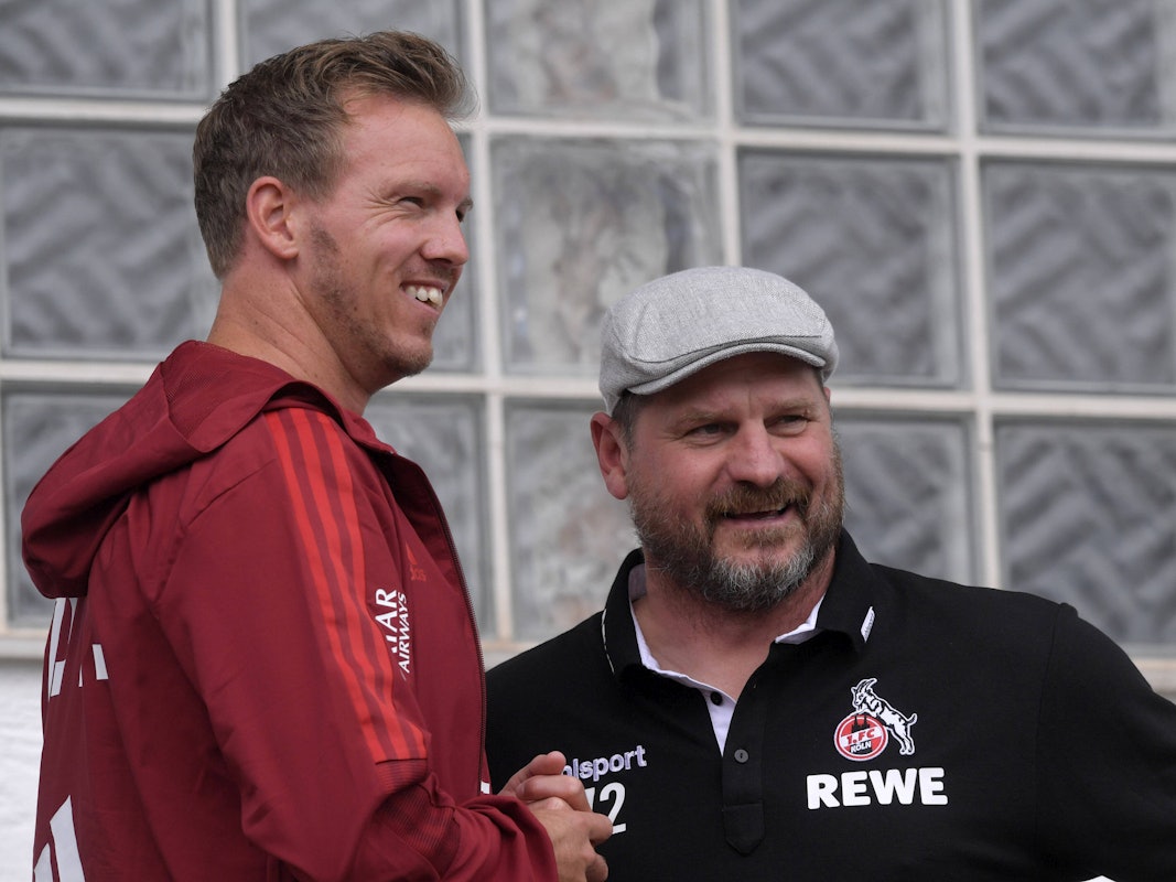 Julian Nagelsmann und Steffen Baumgart sprechen am Rande eines Testspiels miteinander.