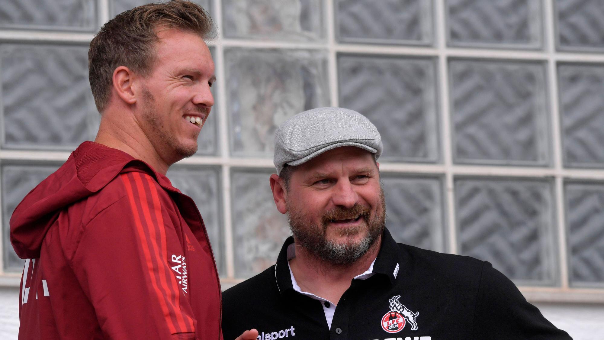 Julian Nagelsmann und Steffen Baumgart sprechen am Rande eines Testspiels miteinander.