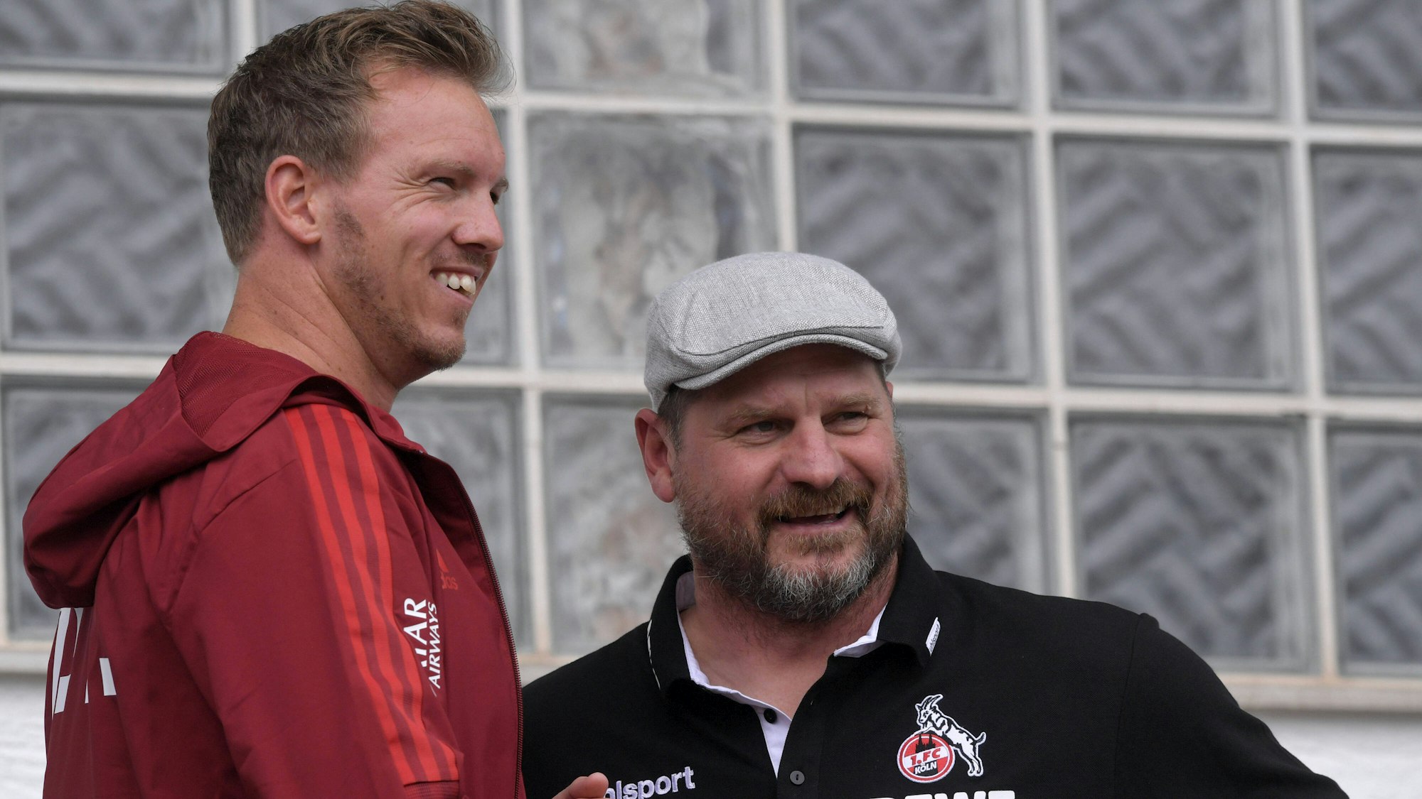 Julian Nagelsmann und Steffen Baumgart sprechen am Rande eines Testspiels miteinander.