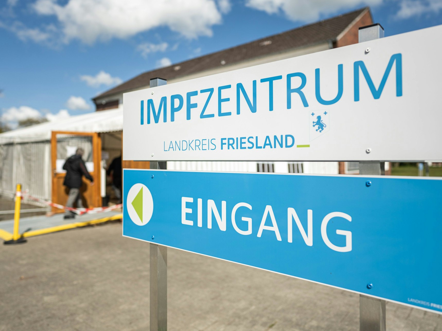 Eine ältere Dame betritt Ende April das Impfzentrum des Landkreises Friesland. Nach Impfungen mit Kochsalzlösungen im April im Kreis Friesland könnten nach Behörden-Angaben mehr Menschen als zunächst angenommen betroffen sein.