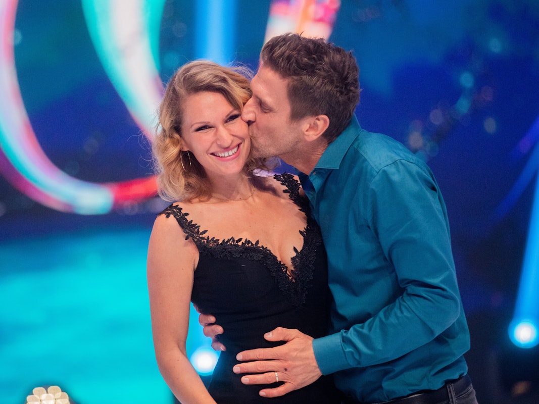 Peer Kusmagk, Moderator, und seine Frau Janni Hönscheid stehen nach der Livesendung der SAT.1-Show "Dancing on Ice" auf dem Eis.