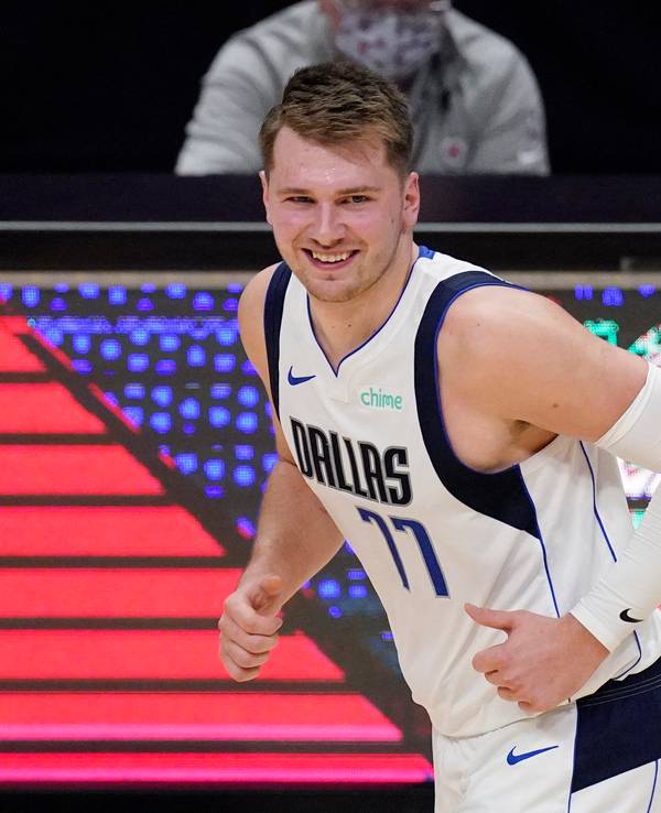 Luka Doncic lacht während des ersten Spiels der Dallas Mavericks in den Playoffs 2021 gegen die Los Angeles Clippers.