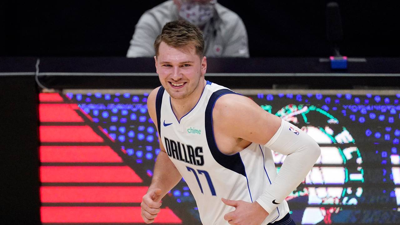 Luka Doncic lacht während des ersten Spiels der Dallas Mavericks in den Playoffs 2021 gegen die Los Angeles Clippers.