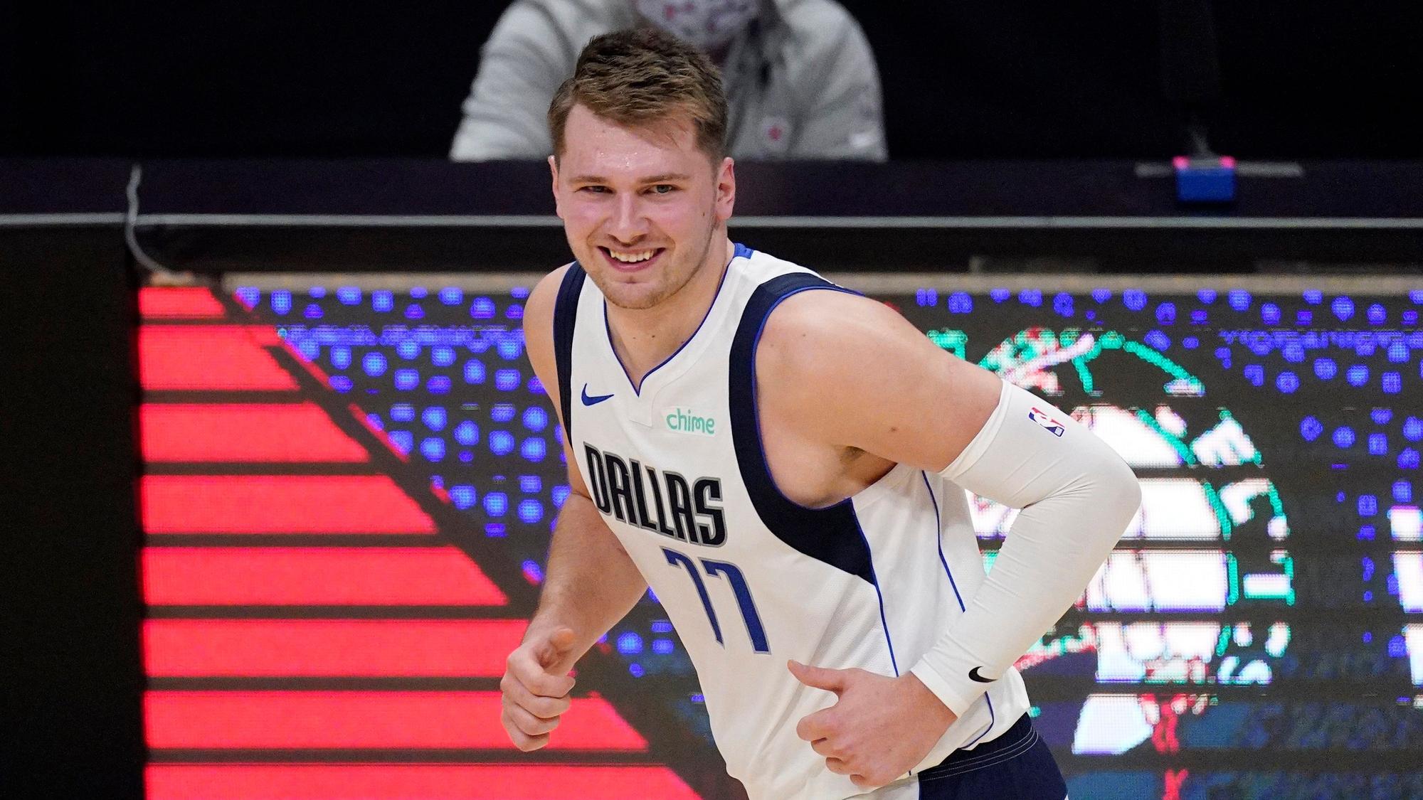 Luka Doncic lacht während des ersten Spiels der Dallas Mavericks in den Playoffs 2021 gegen die Los Angeles Clippers.