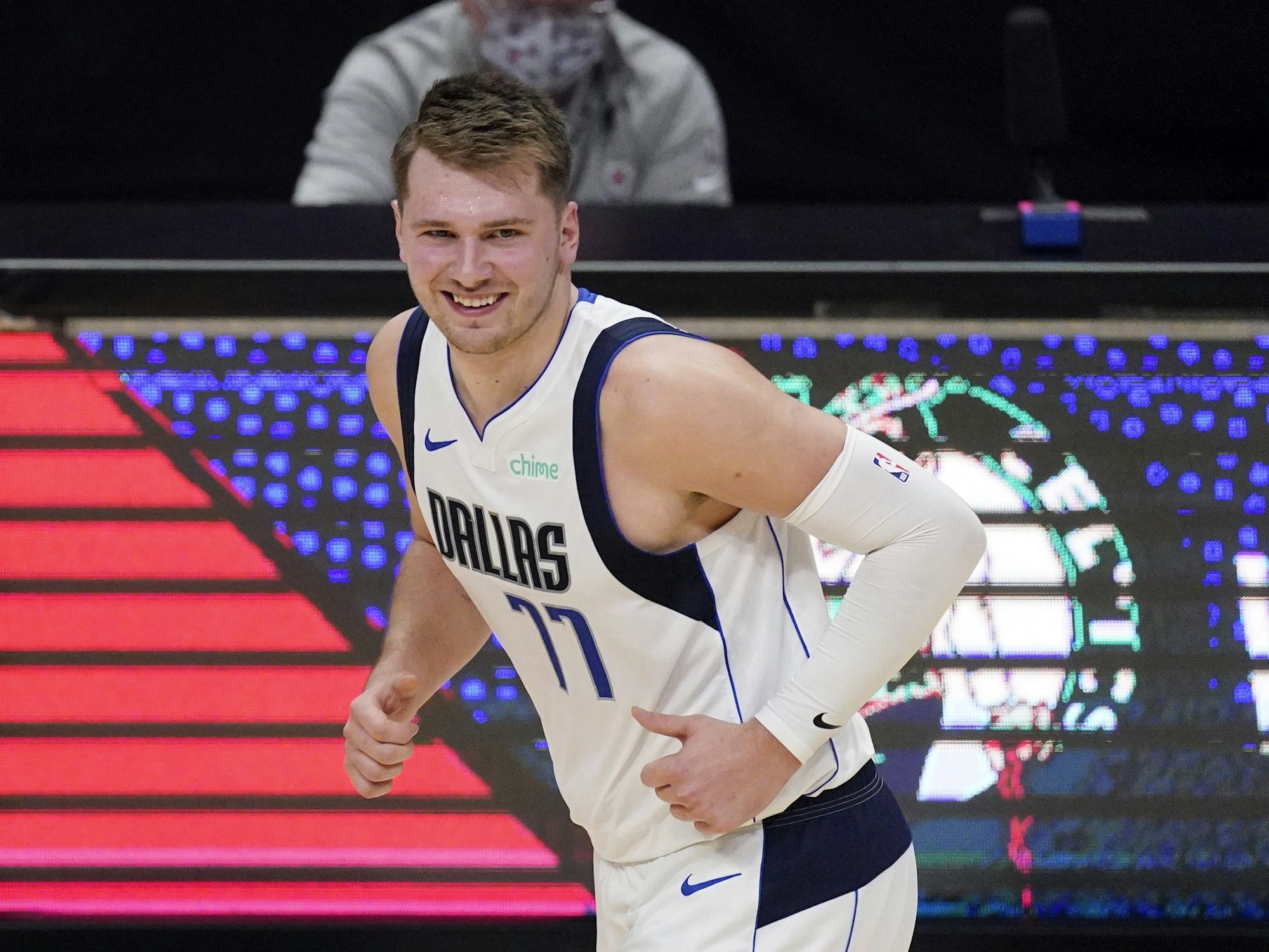 Luka Doncic lacht während des ersten Spiels der Dallas Mavericks in den Playoffs 2021 gegen die Los Angeles Clippers