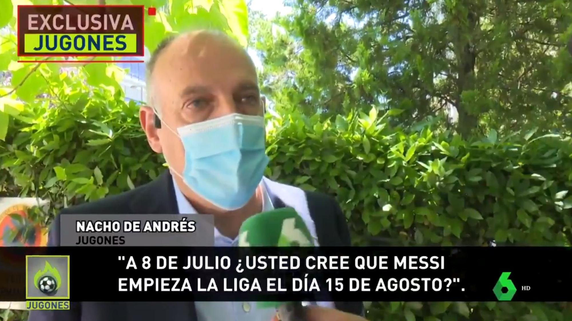 Javier Tebas spricht am Mikrofon des TV-Senders LaSexta