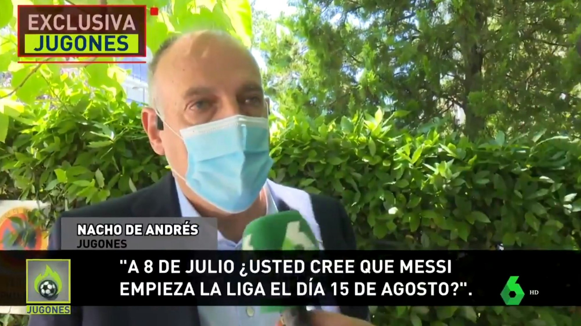 Javier Tebas spricht am Mikrofon des TV-Senders LaSexta