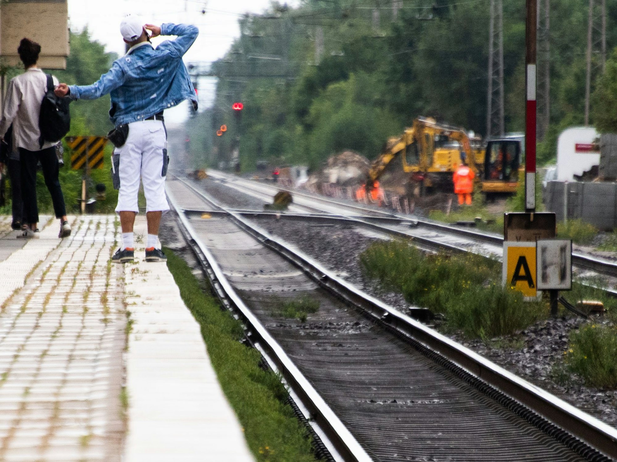 Fahrgäste warten auf einen Zug im Bahnhof Sarstedt im Landkreis Hildesheim.