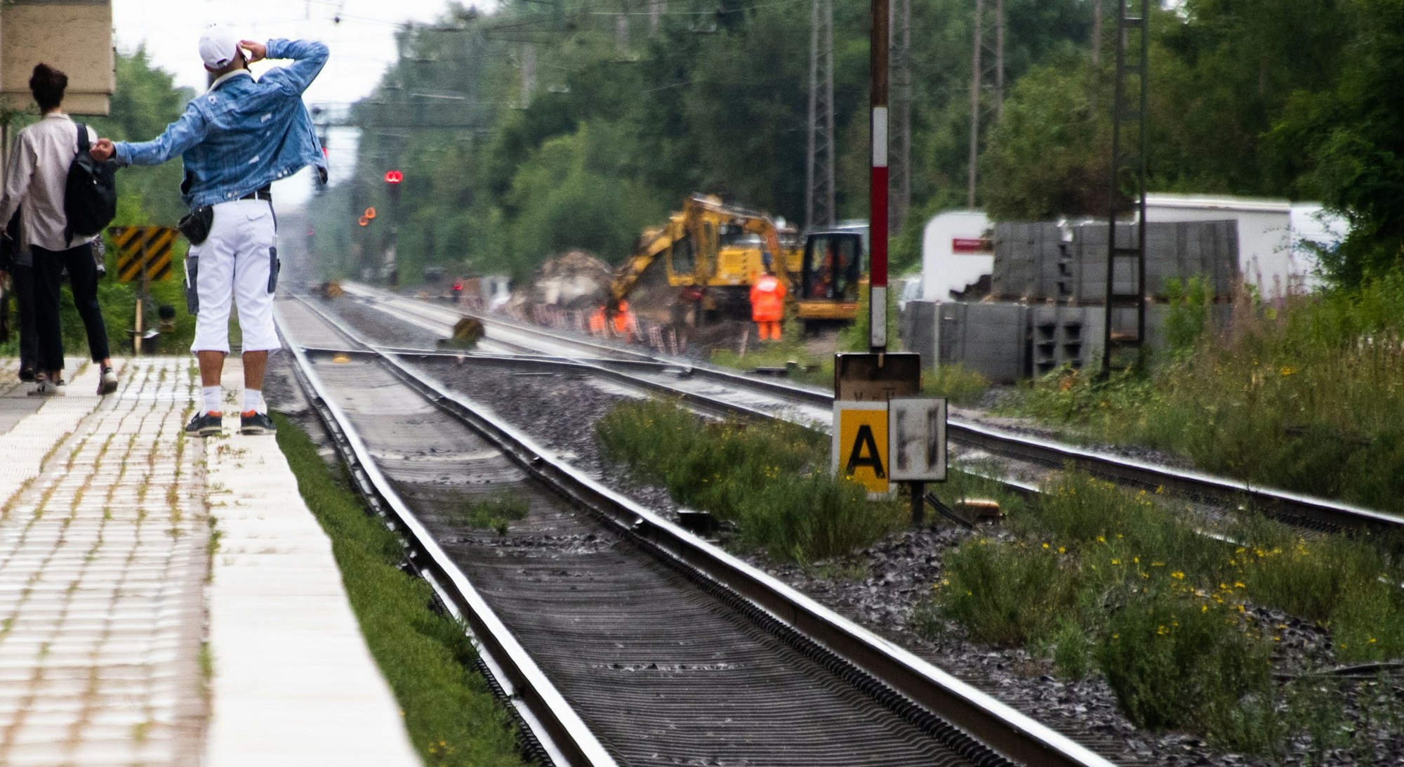 Fahrgäste warten auf einen Zug im Bahnhof Sarstedt im Landkreis Hildesheim.