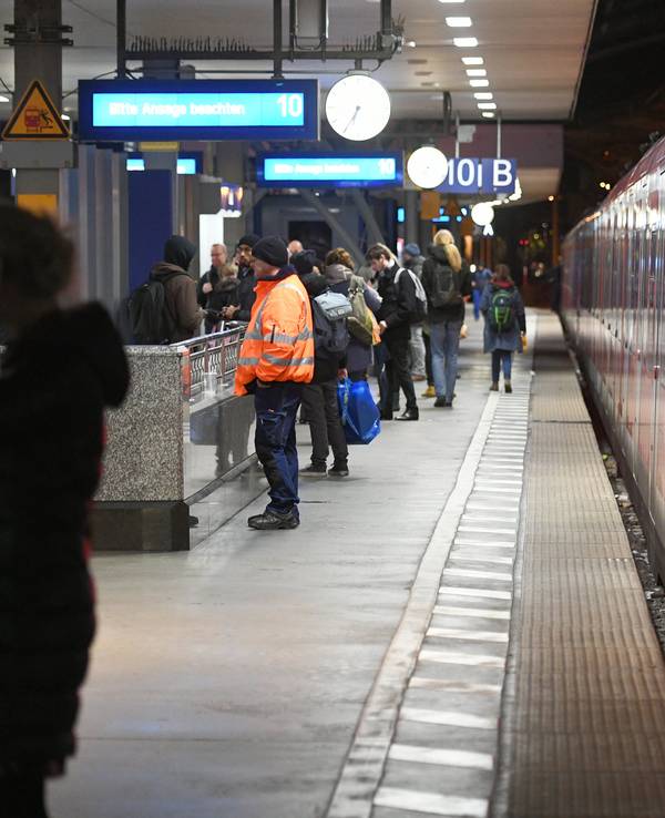 Aufgrund eines Feuers ist die Bahnstrecke zwischen Köln-Ehrenfeld und Kerpen-Horrem gesperrt. Hier ein Symbolfoto vom Kölner Hauptbahnhof aus dem Jahr 2018.