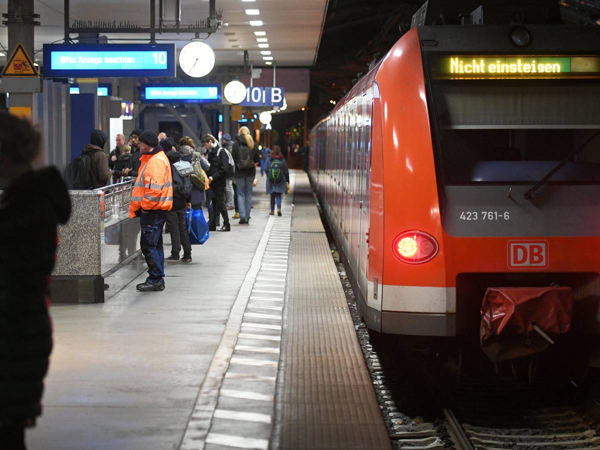 S-Bahn der Deutschen Bahn steht am Hauptbahnhof in Köln. Foto von der dpa, honorarfrei