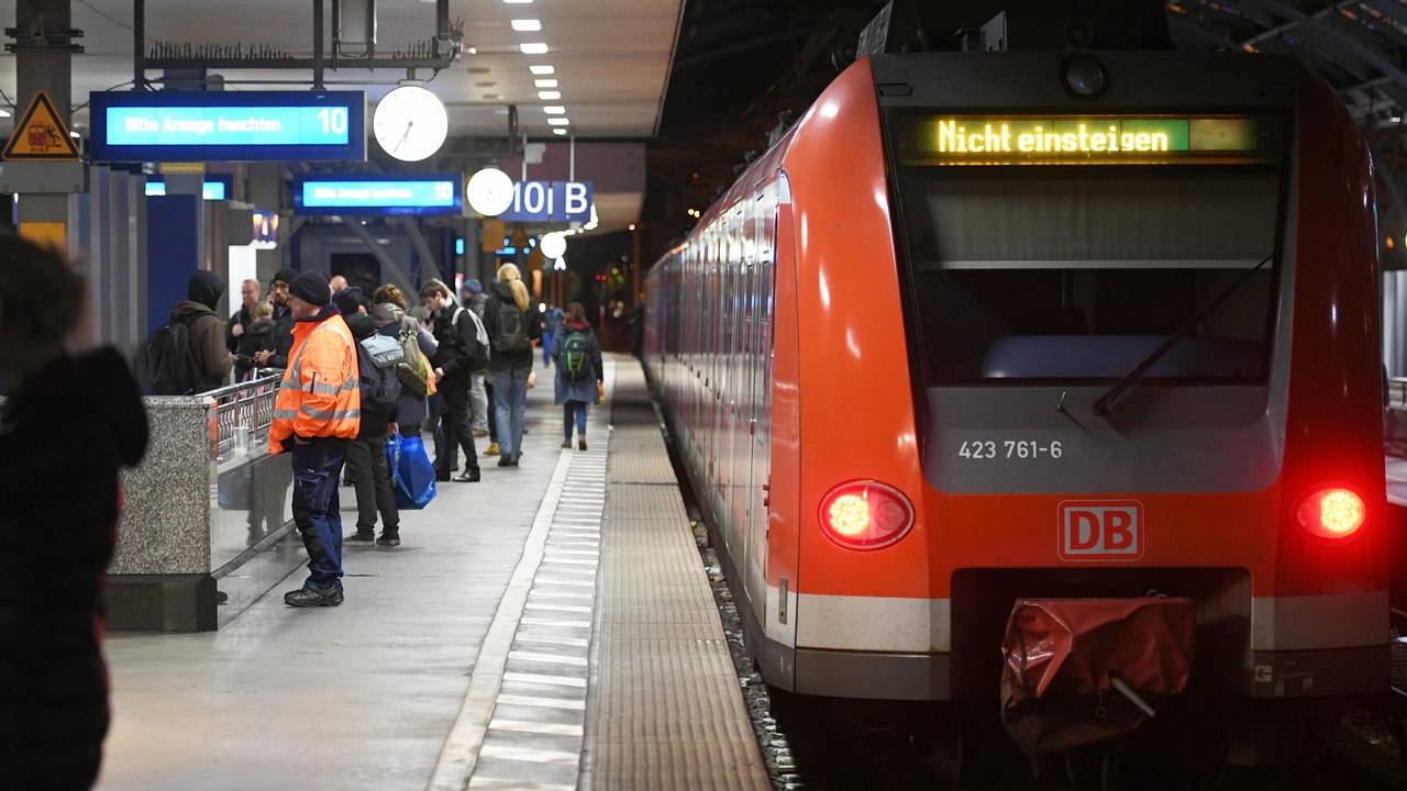 Aufgrund eines Feuers ist die Bahnstrecke zwischen Köln-Ehrenfeld und Kerpen-Horrem gesperrt. Hier ein Symbolfoto vom Kölner Hauptbahnhof aus dem Jahr 2018.