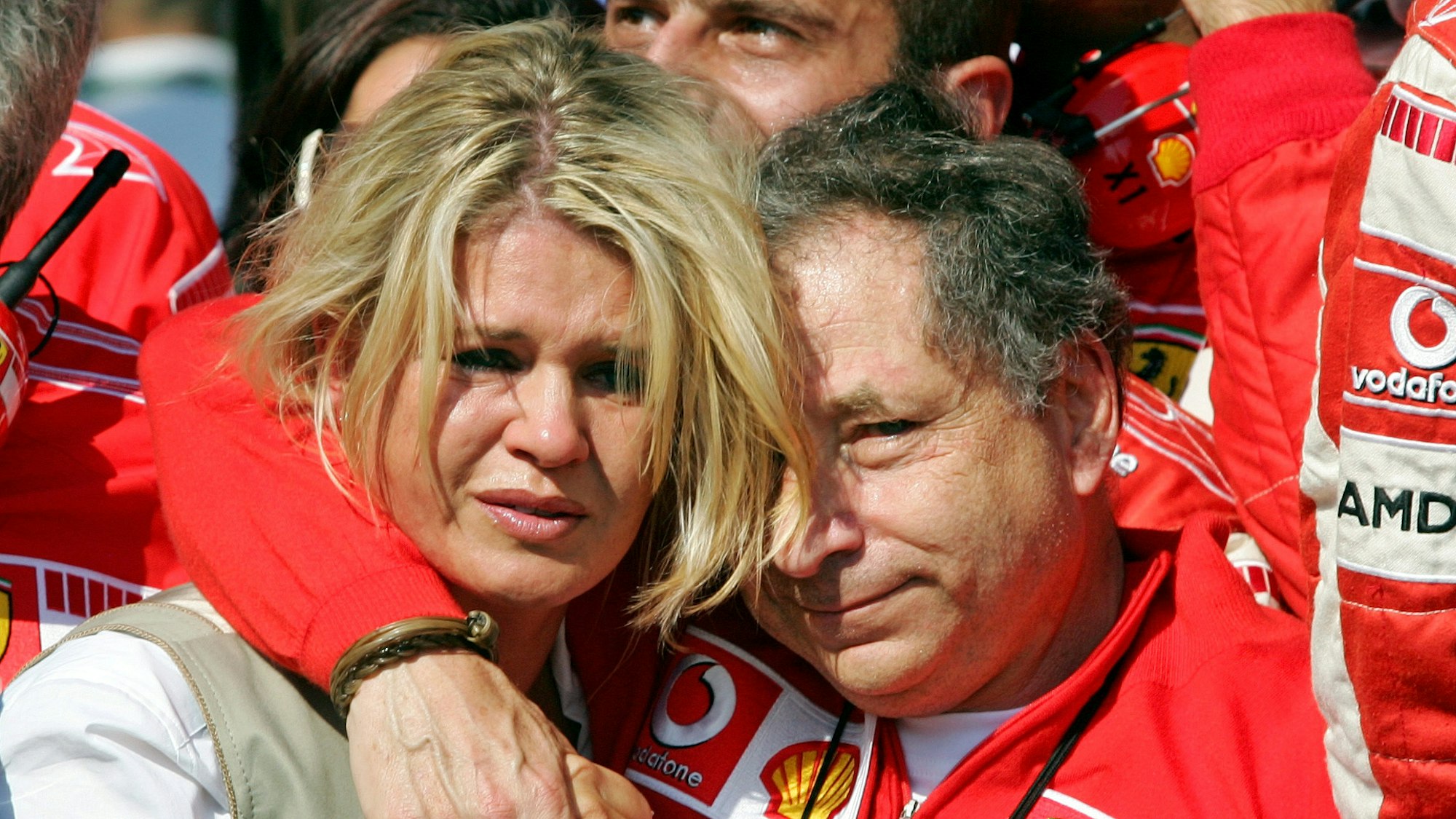 Jean Todt umarmt Michael Schumachers Ehefrau Corinna.