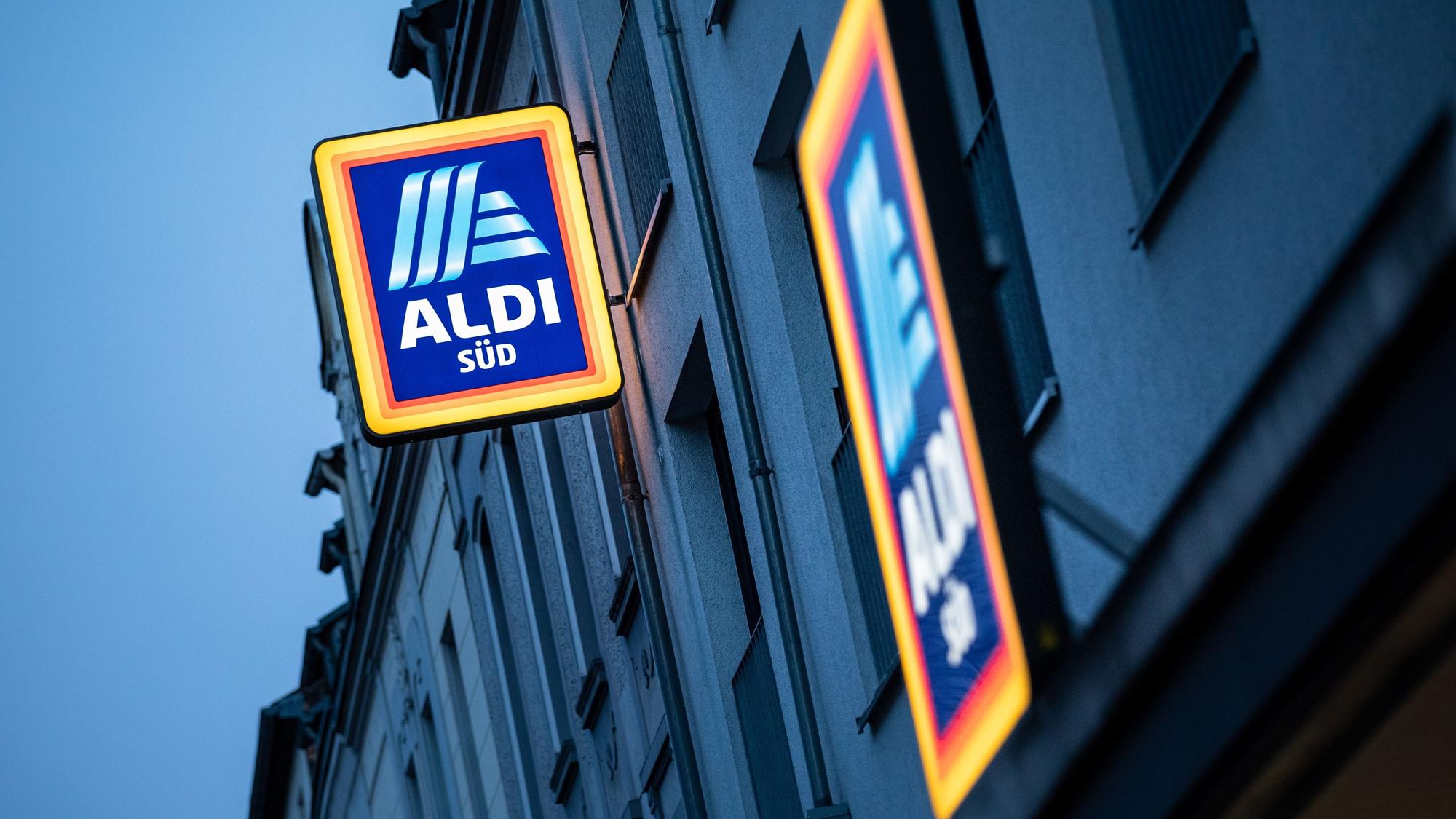 Die Leuchtreklame von Aldi Süd leuchtet am Abend über einer Filiale auf der Sülzburgstraße.