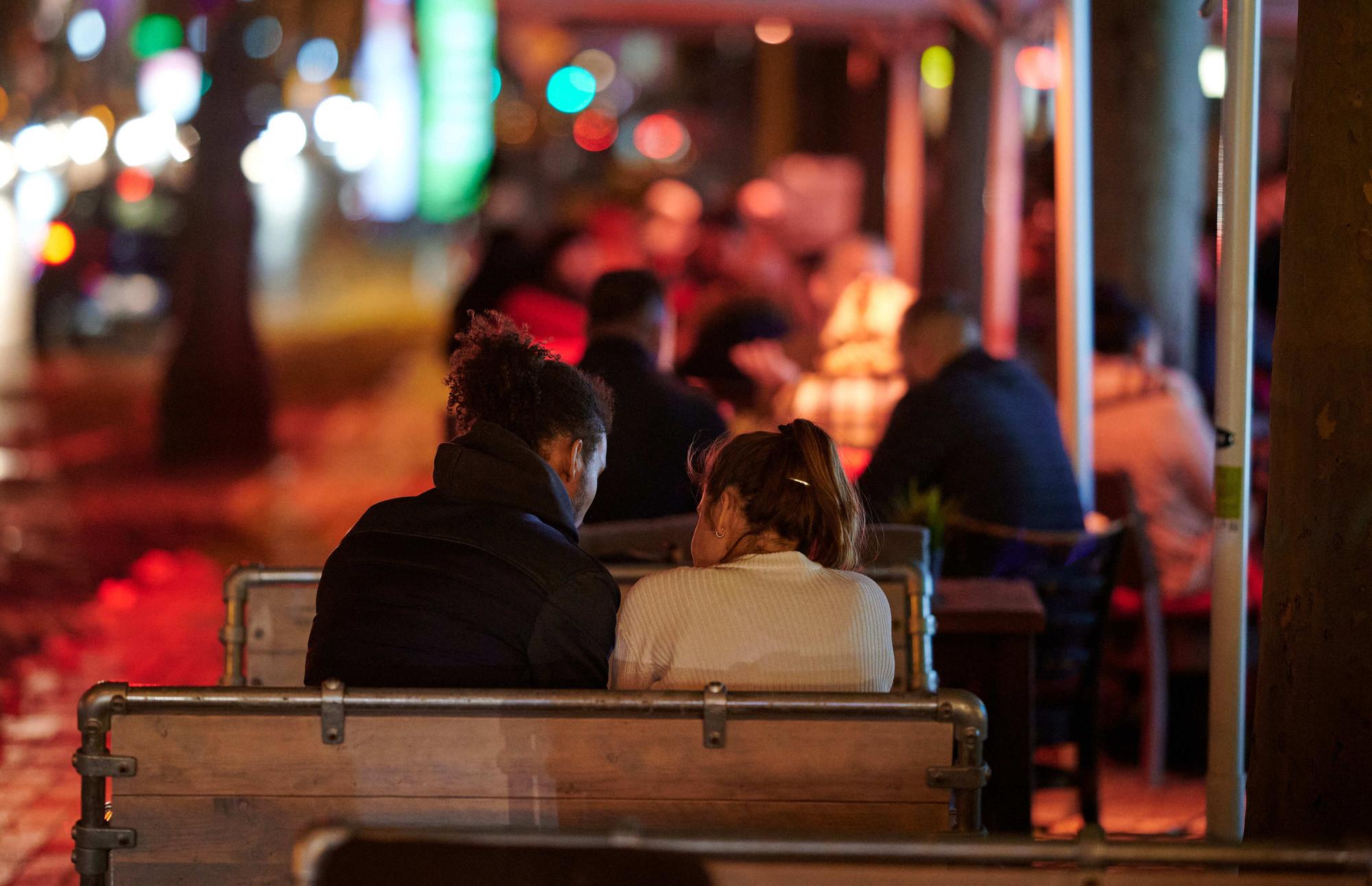 Kölner genießen im Oktober 2020 den Abend im Außenbereich einer Gaststätte: Im vergangenen Jahr noch musste die komplette Gastronomie in NRW zumachen. Ein Jahr später gelten andere Maßnahmen, etwa eine Test- und Platzpflicht in der Innengastronomie.