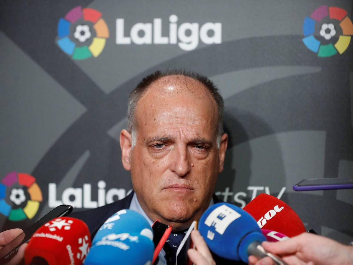 Javier Tebas spricht bei einer Pressekonferenz.