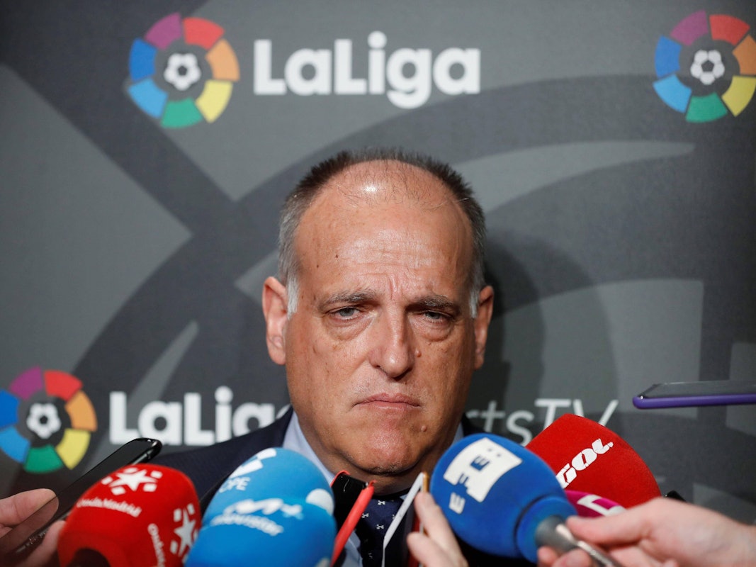 Javier Tebas spricht bei einer Pressekonferenz.