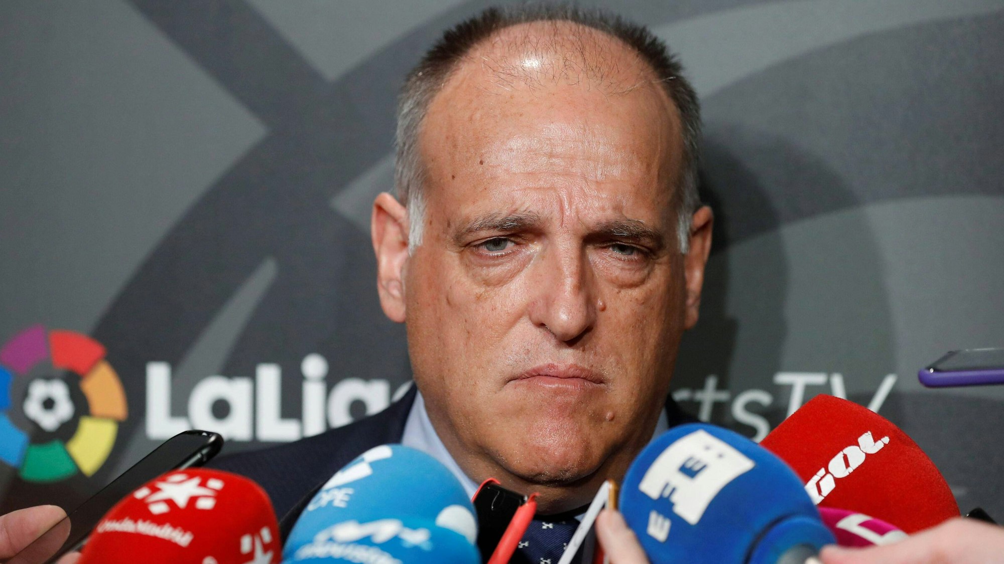 Javier Tebas spricht bei einer Pressekonferenz.
